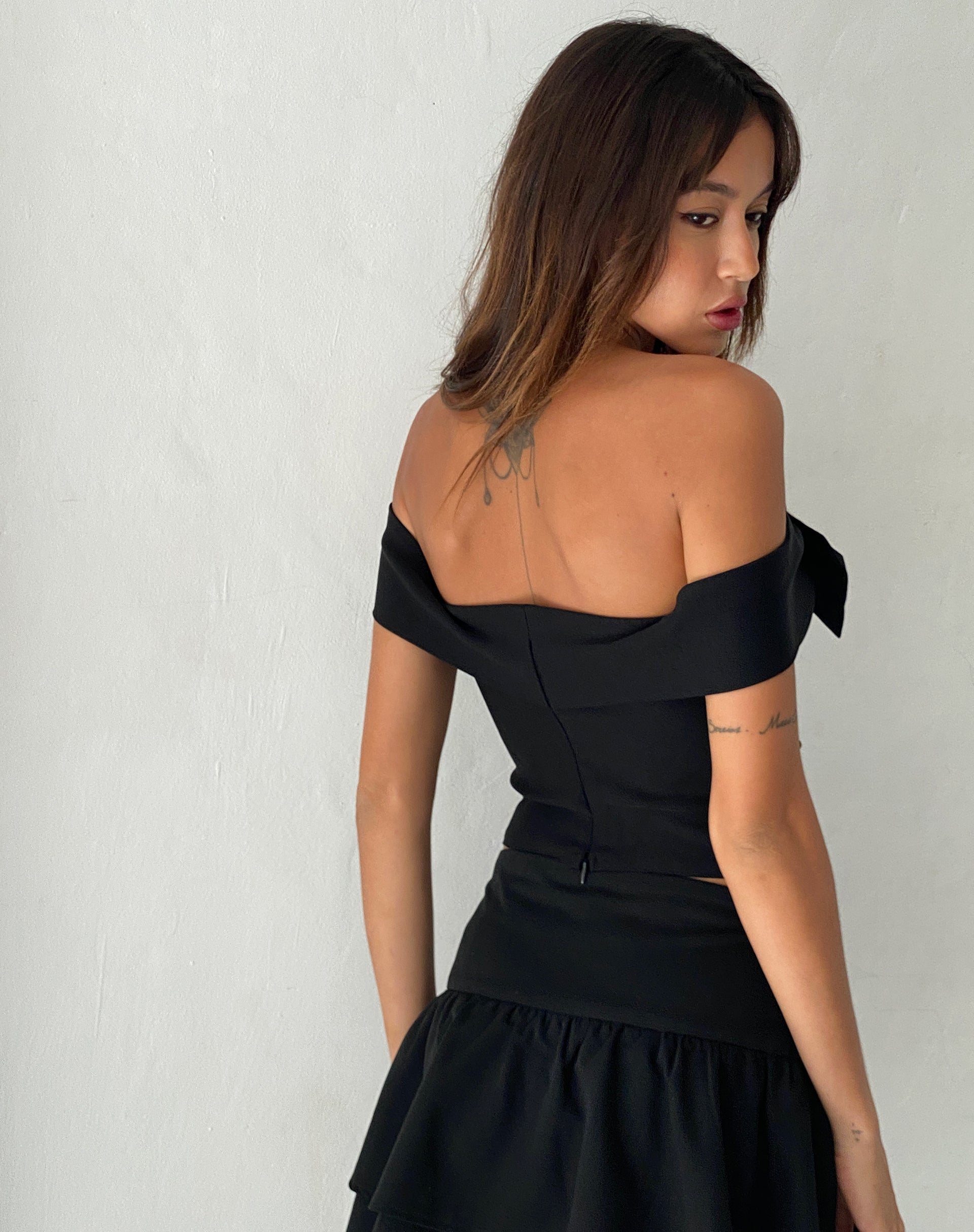 Afbeelding van Naras Boog Front Bardot Top in Zwart Tailoring