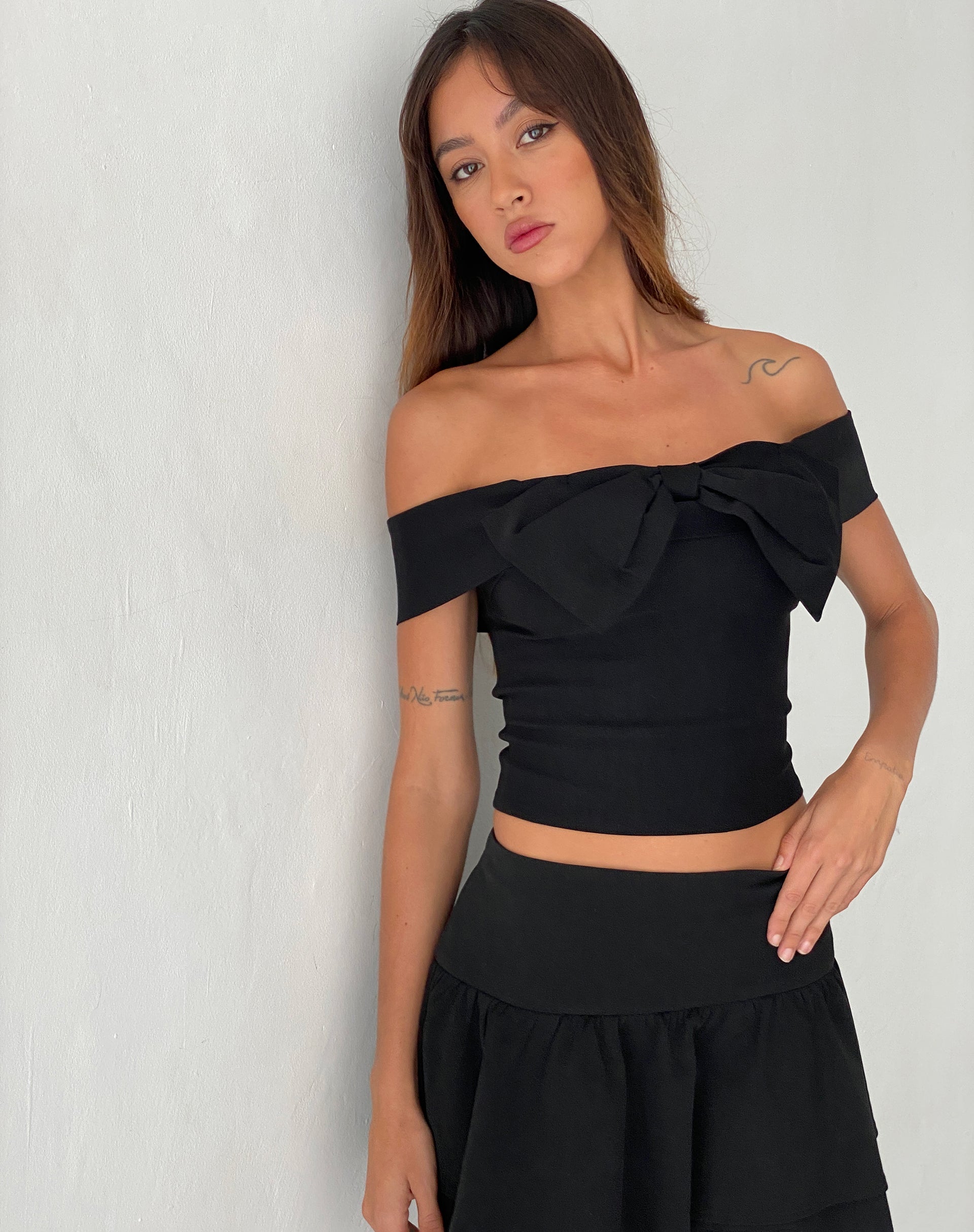 Afbeelding van Naras Boog Front Bardot Top in Zwart Tailoring