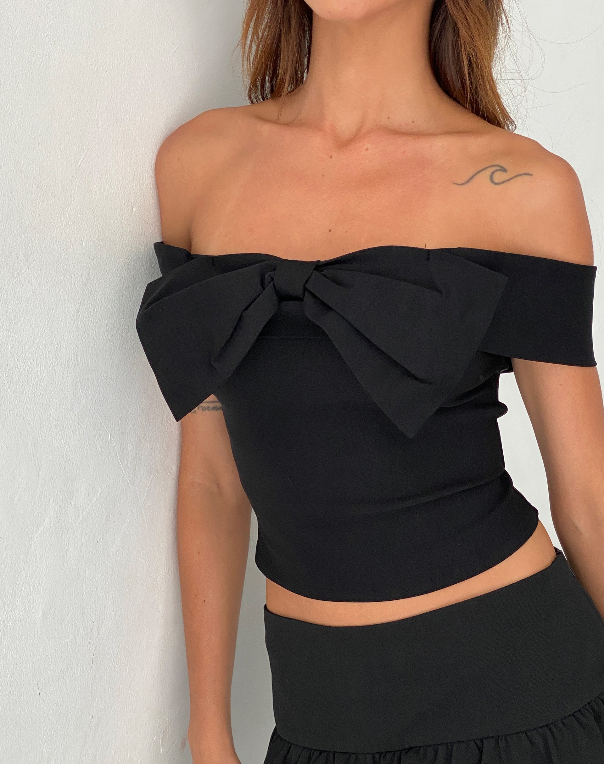 Afbeelding van Naras Boog Front Bardot Top in Zwart Tailoring