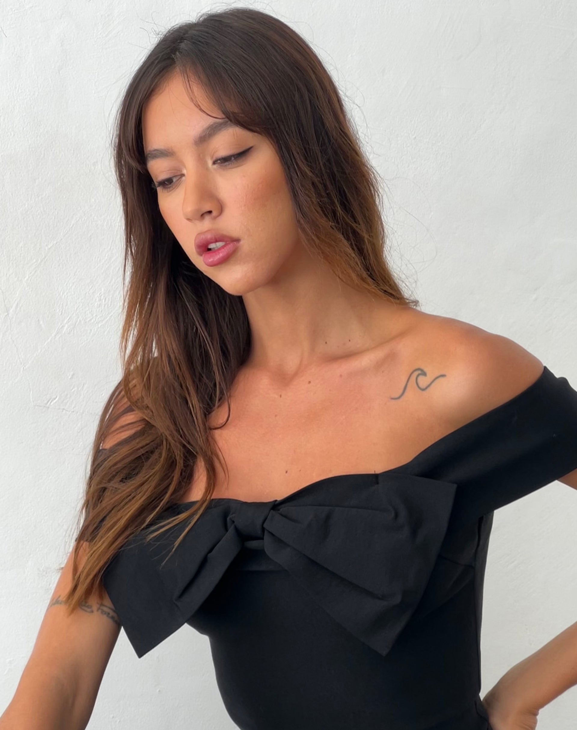 Afbeelding van Naras Boog Front Bardot Top in Zwart Tailoring