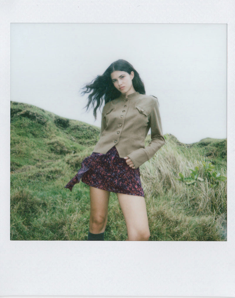 Afbeelding van Naru minirok in chiffon met verspreide bloemen in zwart en rood