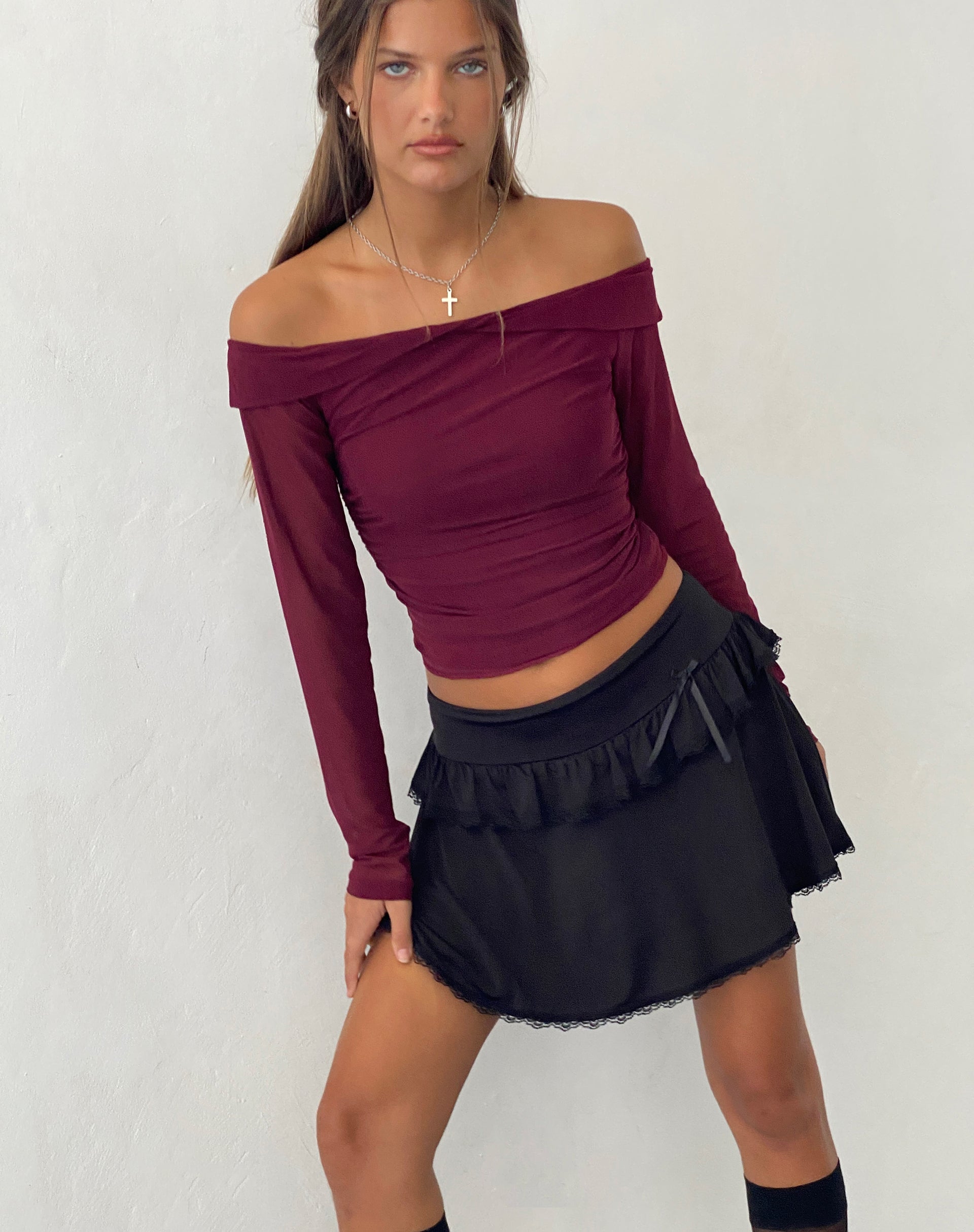 Afbeelding van Nauri Mesh Bardot Top in Maroon