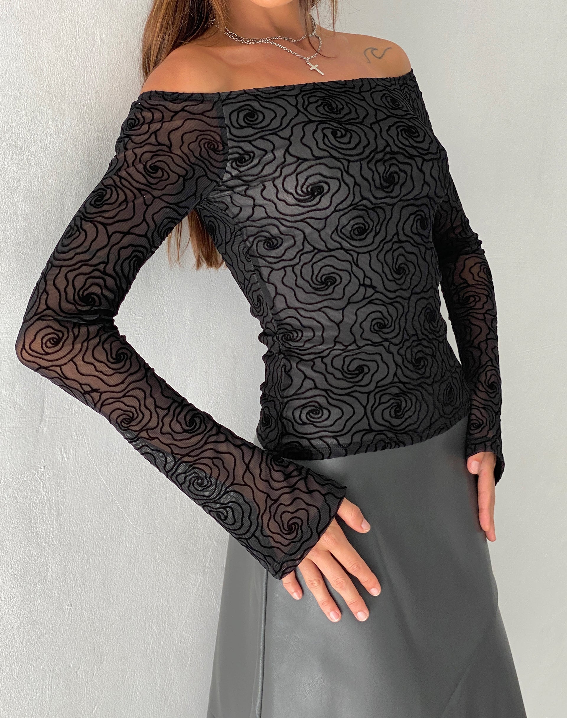 Afbeelding van Neira Mesh Bardot Top met lange mouwen in zwart Abstracte bloemenvlok