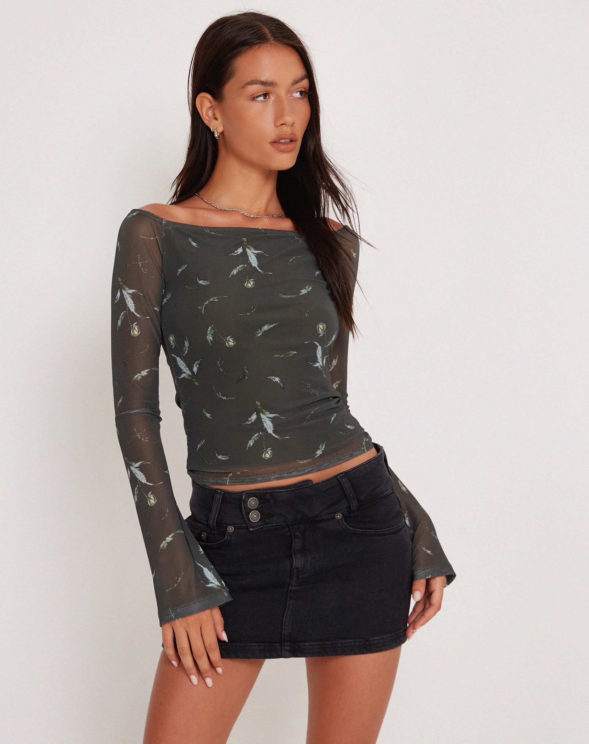 Afbeelding van Neira Lange Mouw Mesh Bardot Top in Bloemig Khaki Silhouet