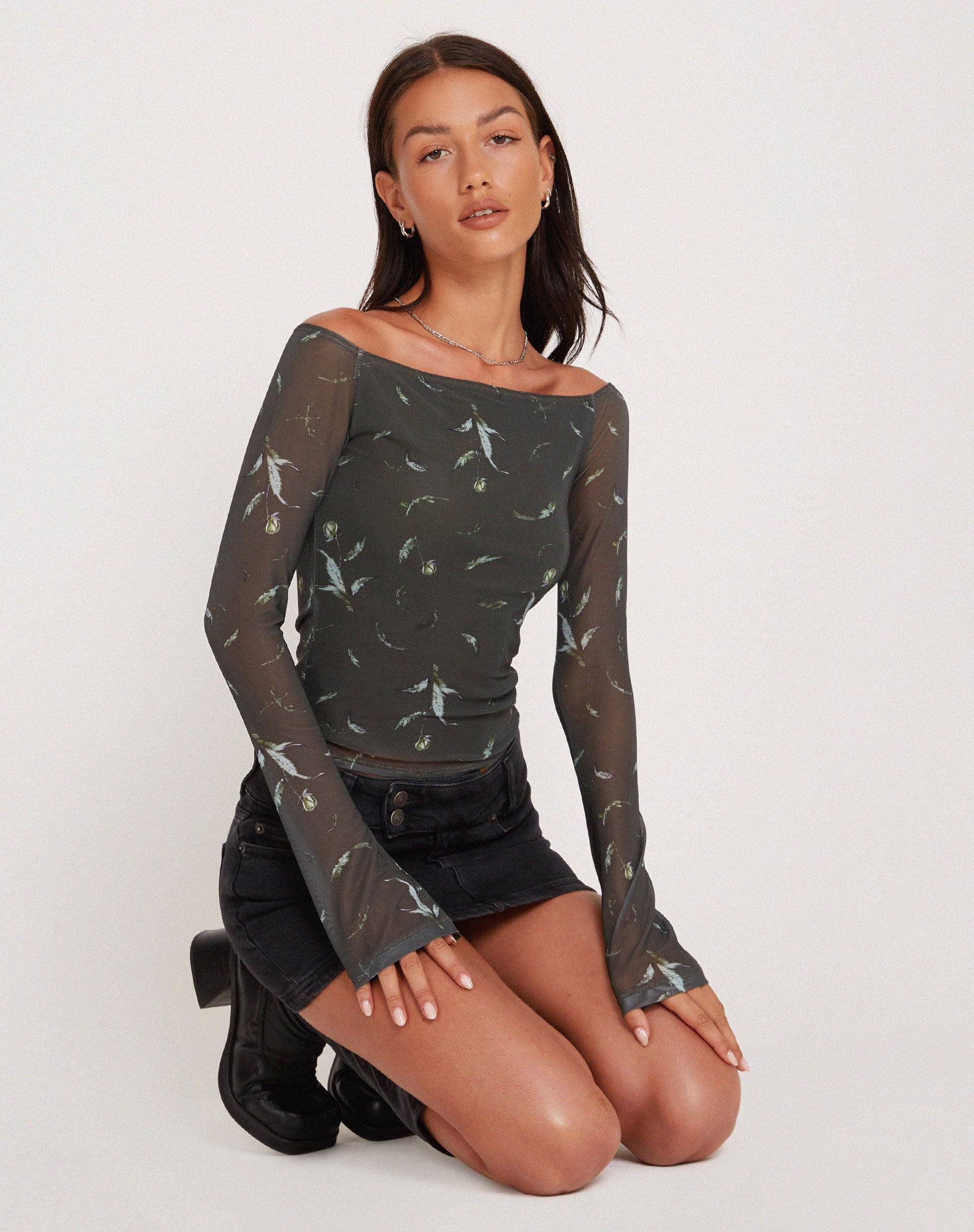 Afbeelding van Neira Lange Mouw Mesh Bardot Top in Bloemig Khaki Silhouet