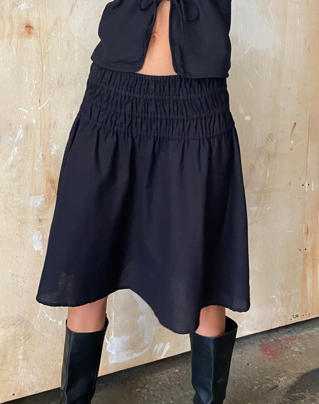 MOTEL X JACQUIE Neleta Midi rok met gerimpelde taille in zwart