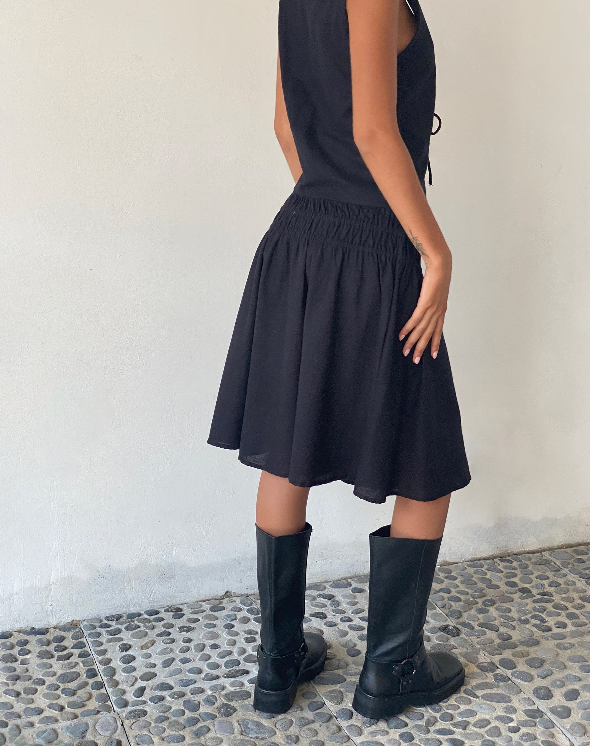 beeld van MOTEL X JACQUIE Neleta Shirred Waist Midi Rok in Zwart