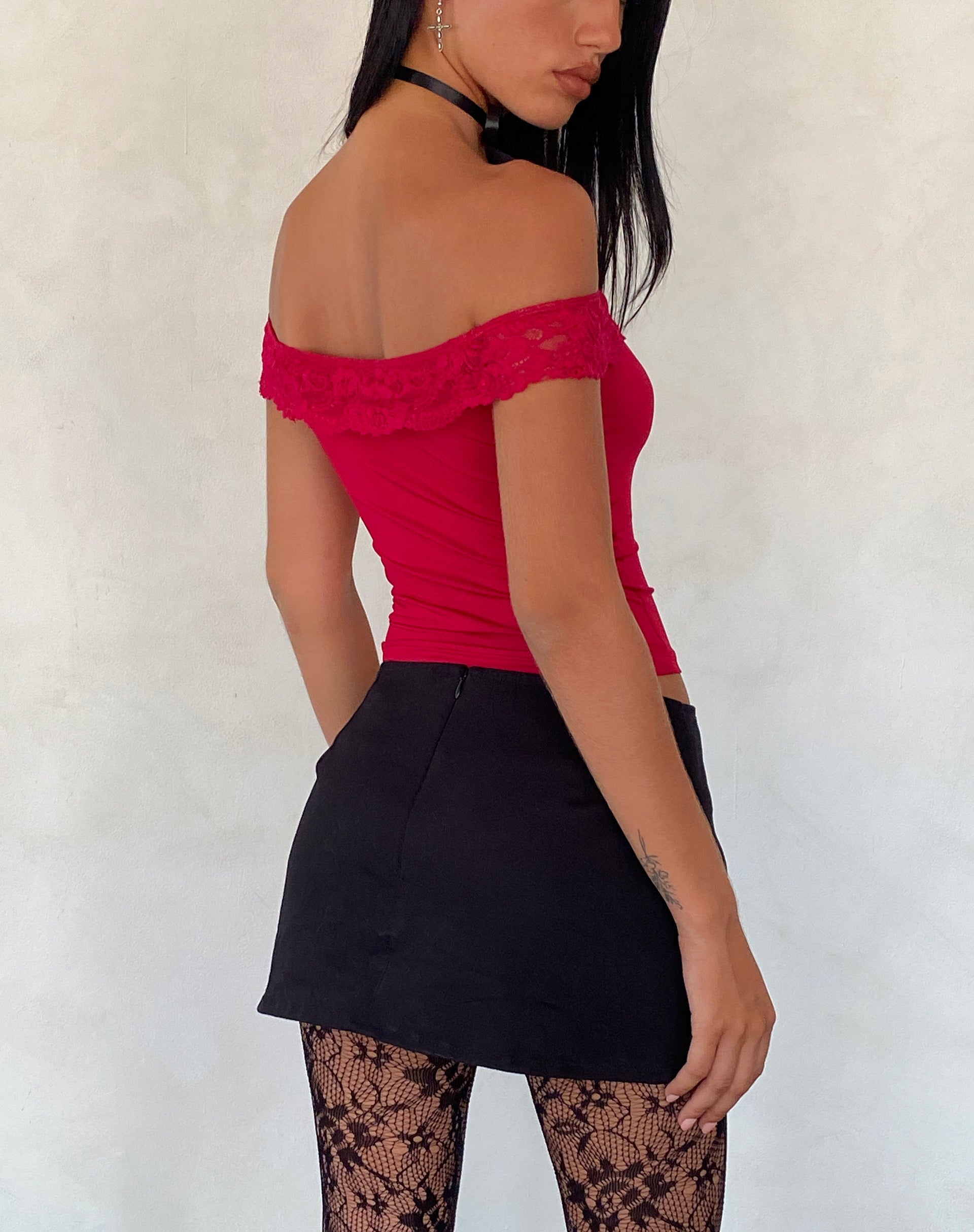 Afbeelding van Nesel Bardot Top in Slinky Kant Rood