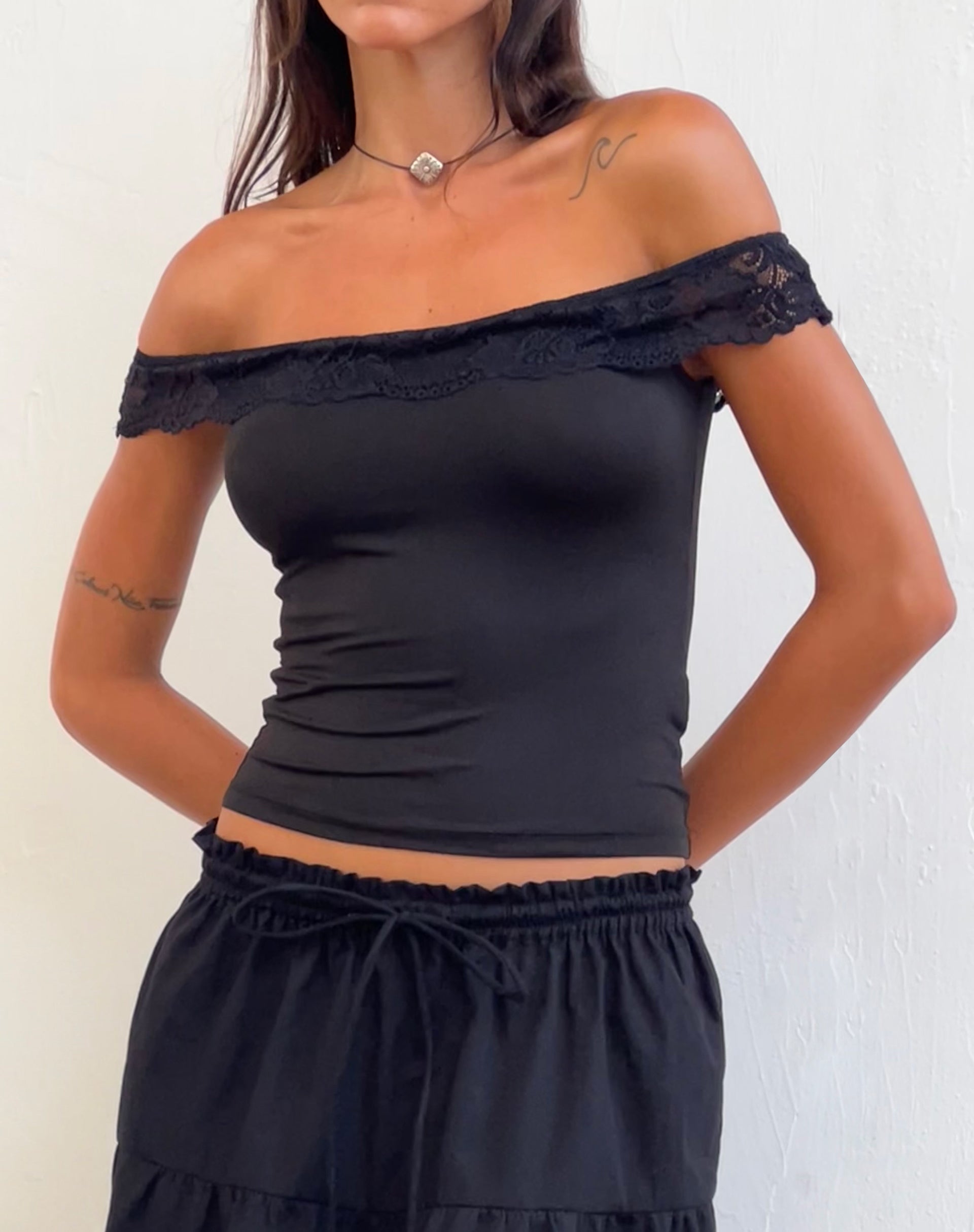 Afbeelding van Nesel Bardot Top in Slinky Kant Zwart
