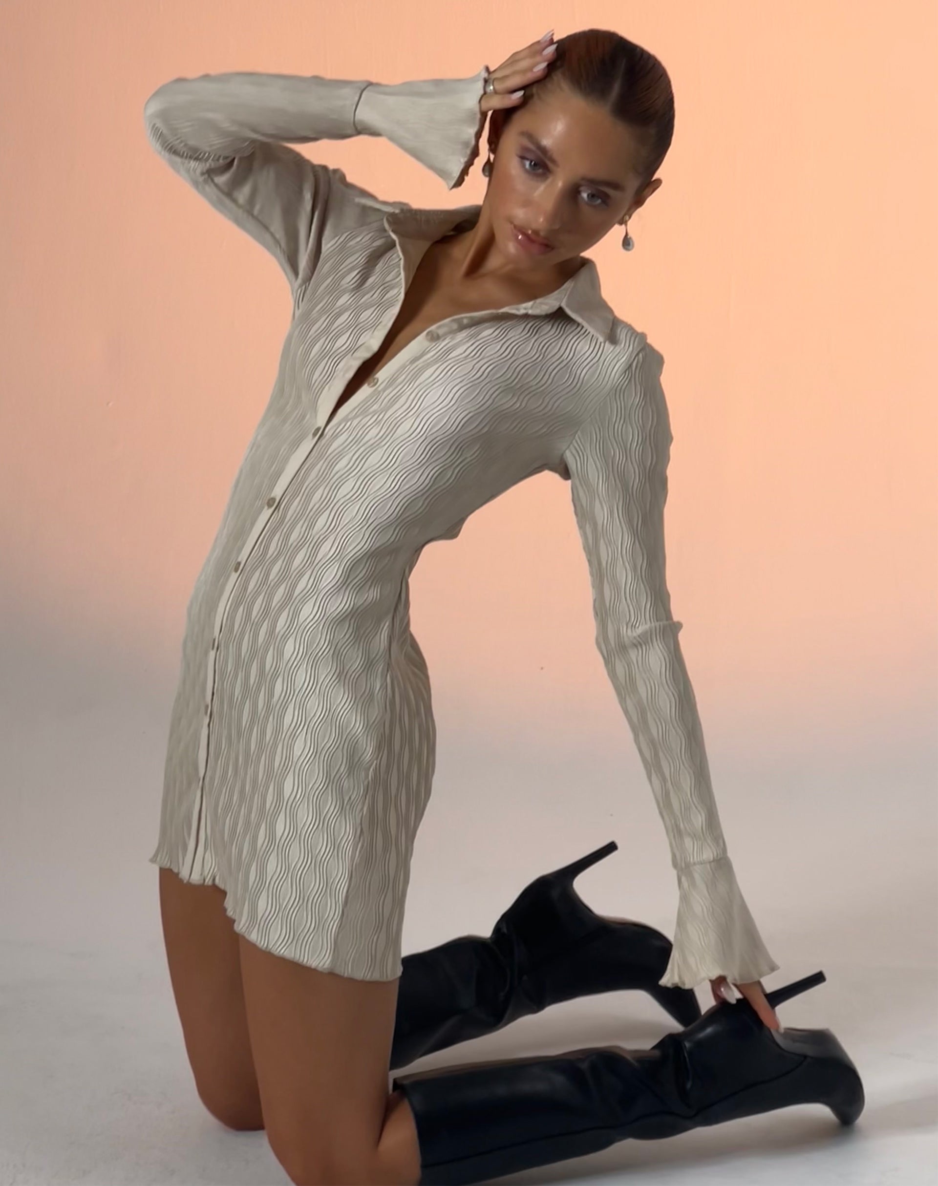 Afbeelding van Nitara Button Up Mini Dress in Crinkle Beige