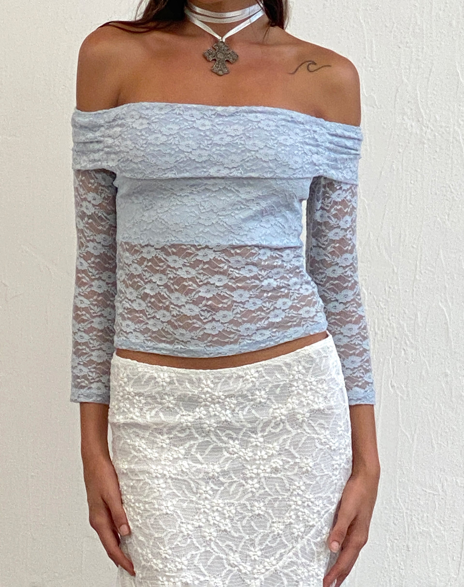 Afbeelding van Nixie Lange Mouw Bardot Top in Kant Lichtblauw