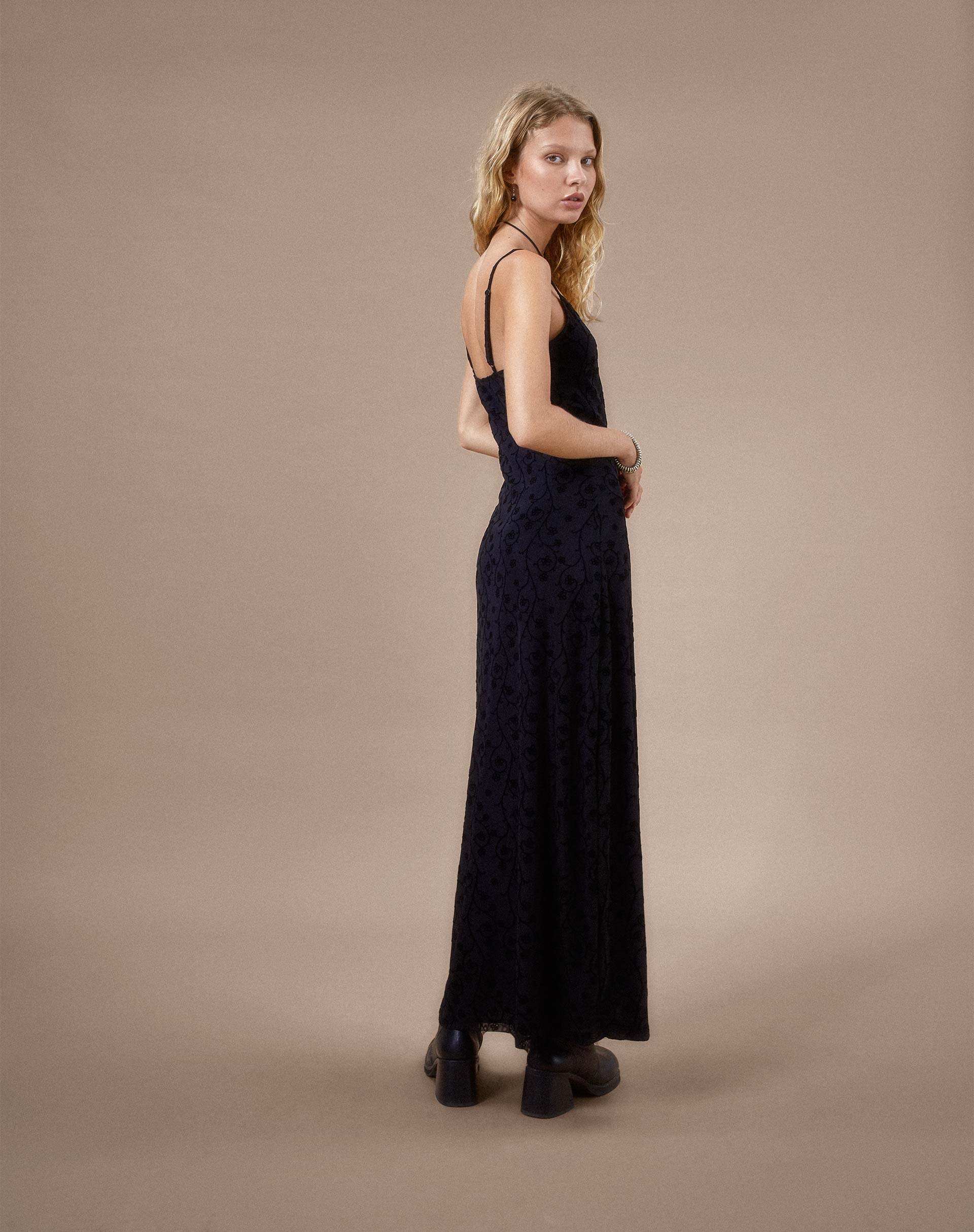 Afbeelding van Nodu Maxi Dress in Black Dainty Floral Flock
