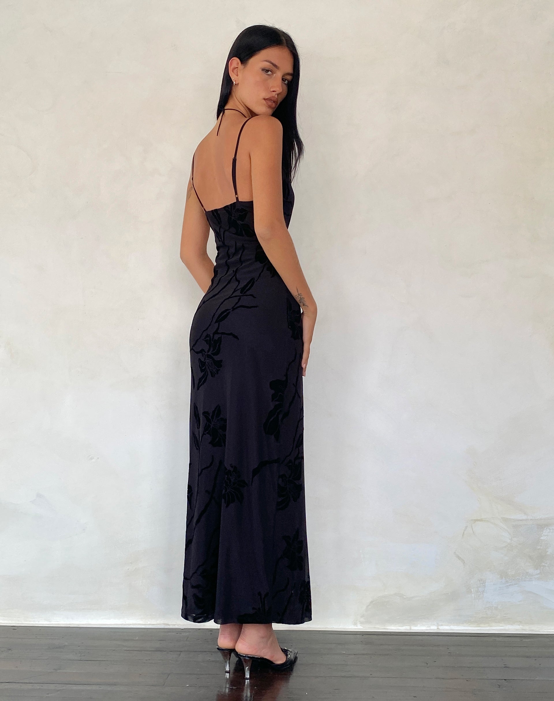 Afbeelding van Nodu Maxi Dress in Orchids Flock Zwart