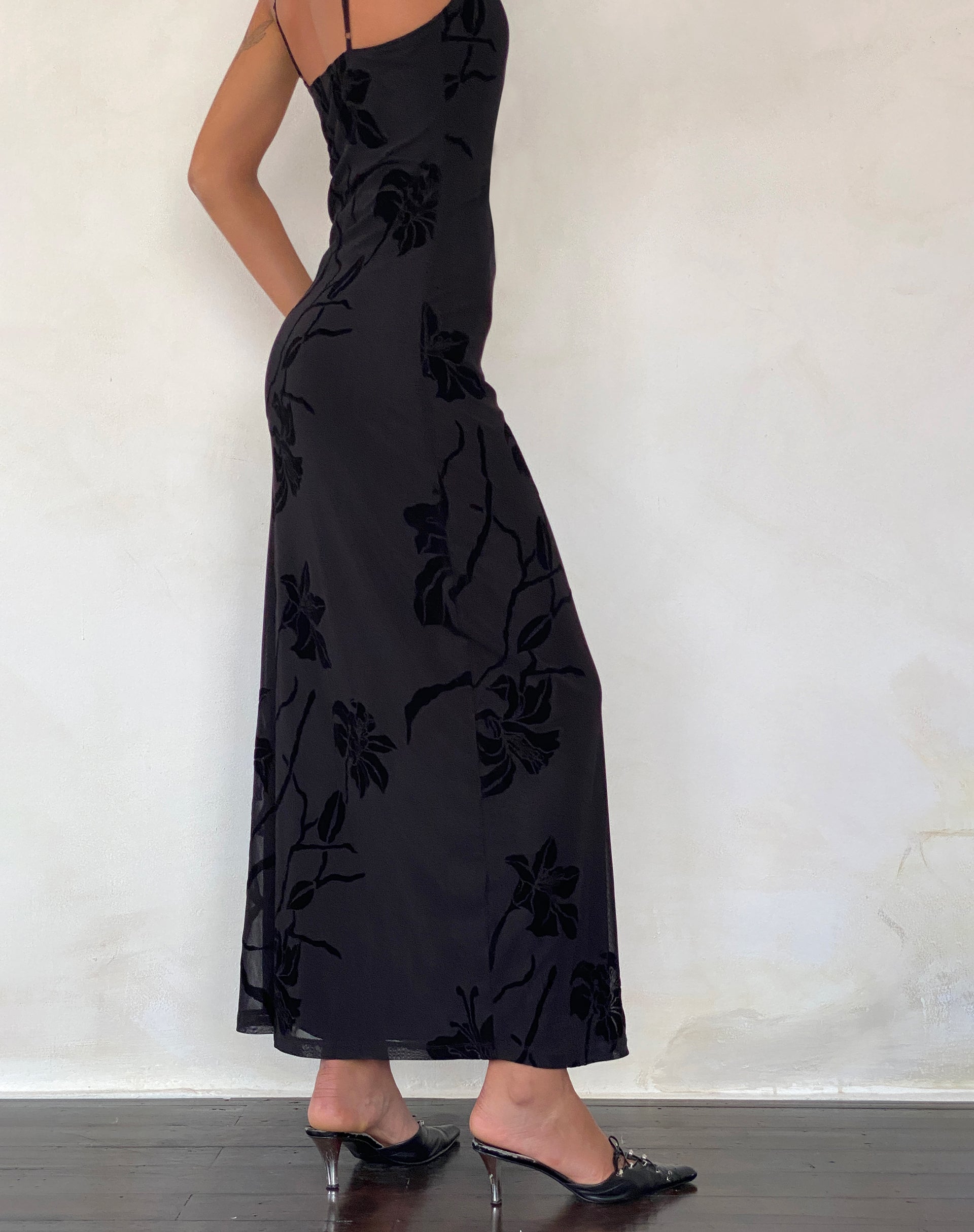 Afbeelding van Nodu Maxi Dress in Orchids Flock Zwart