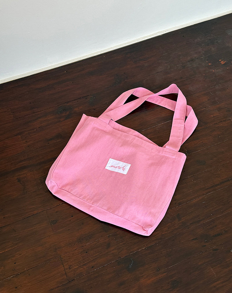 Nola draagtas in Flamingo Roze met Motel Love borduursel