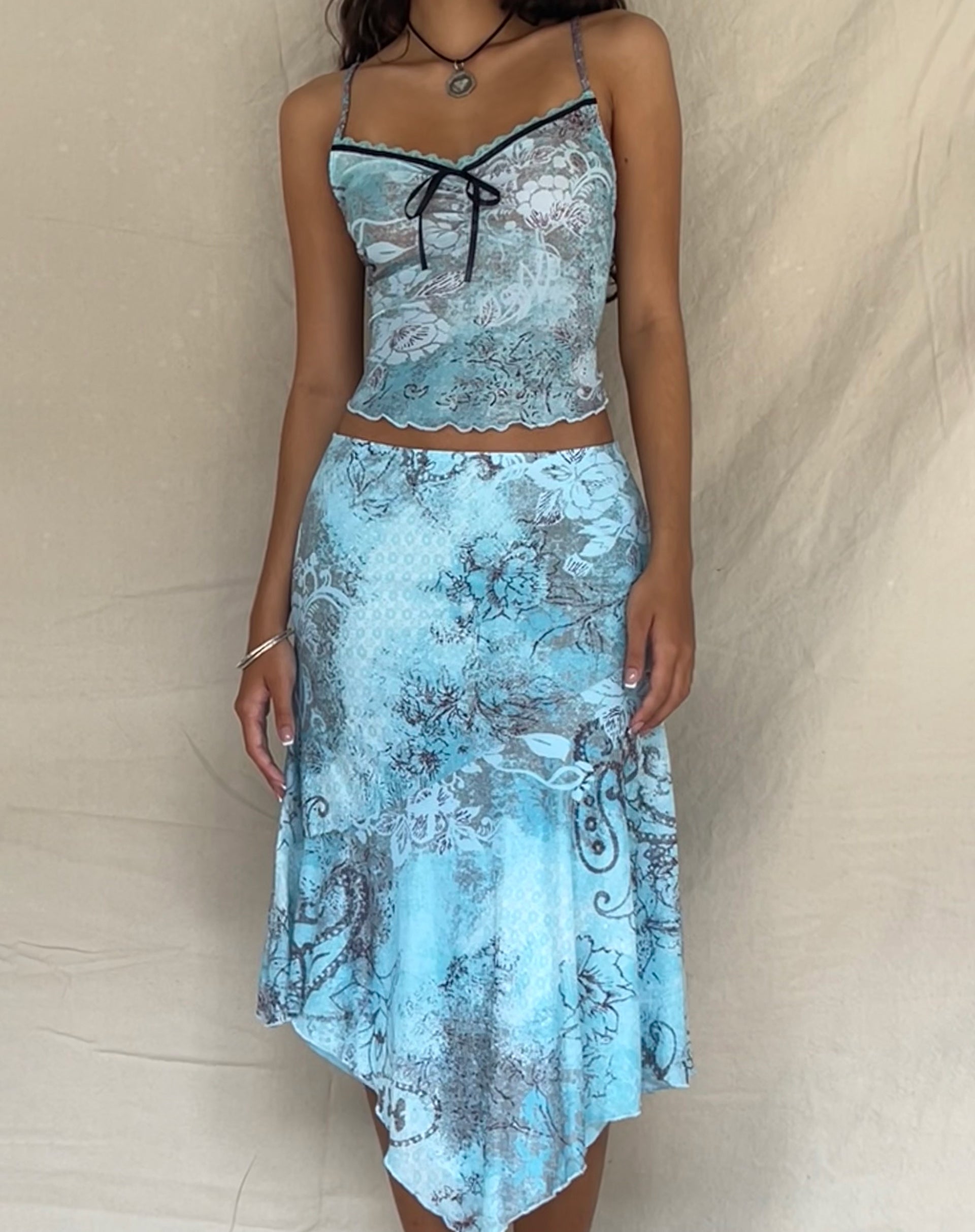 Afbeelding van Norde Cami Top in Blauw Paisley Abstract Rustiek