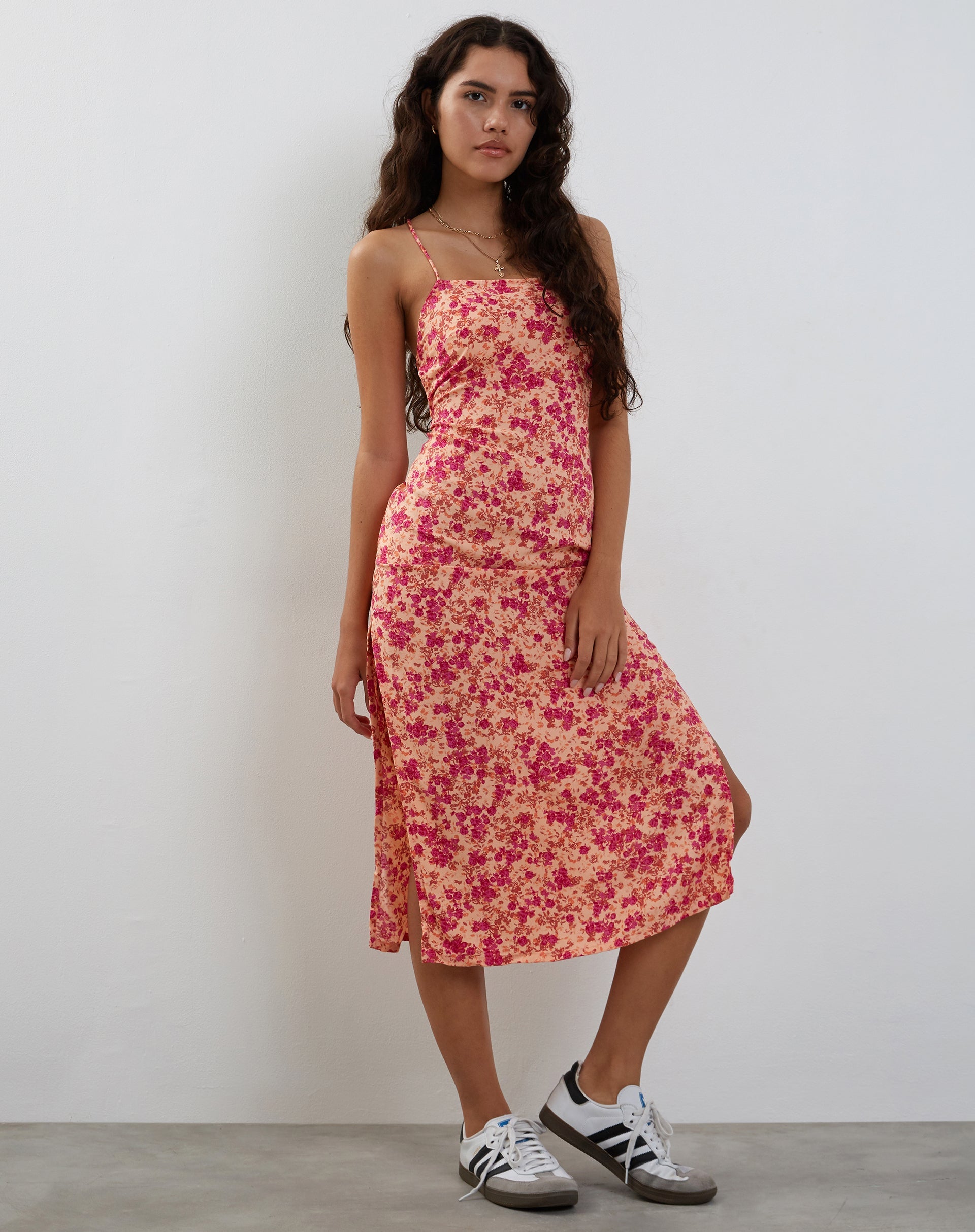 Afbeelding van Nosita Midi Dress in Wild Dark Flower Cantaloupe