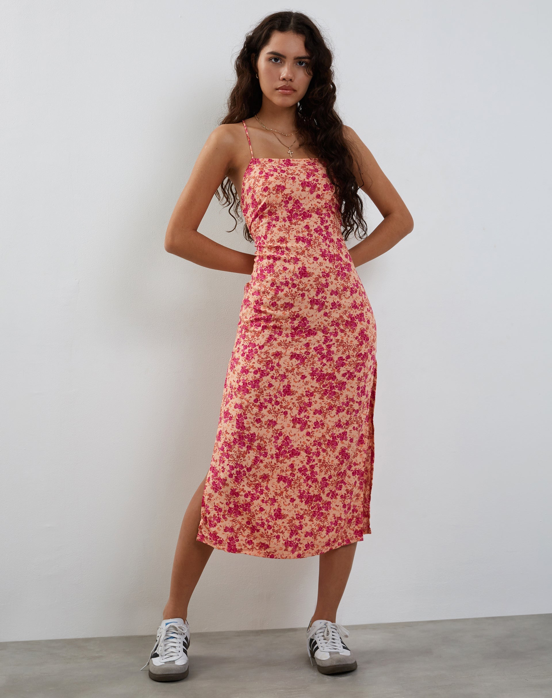 Afbeelding van Nosita Midi Dress in Wild Dark Flower Cantaloupe