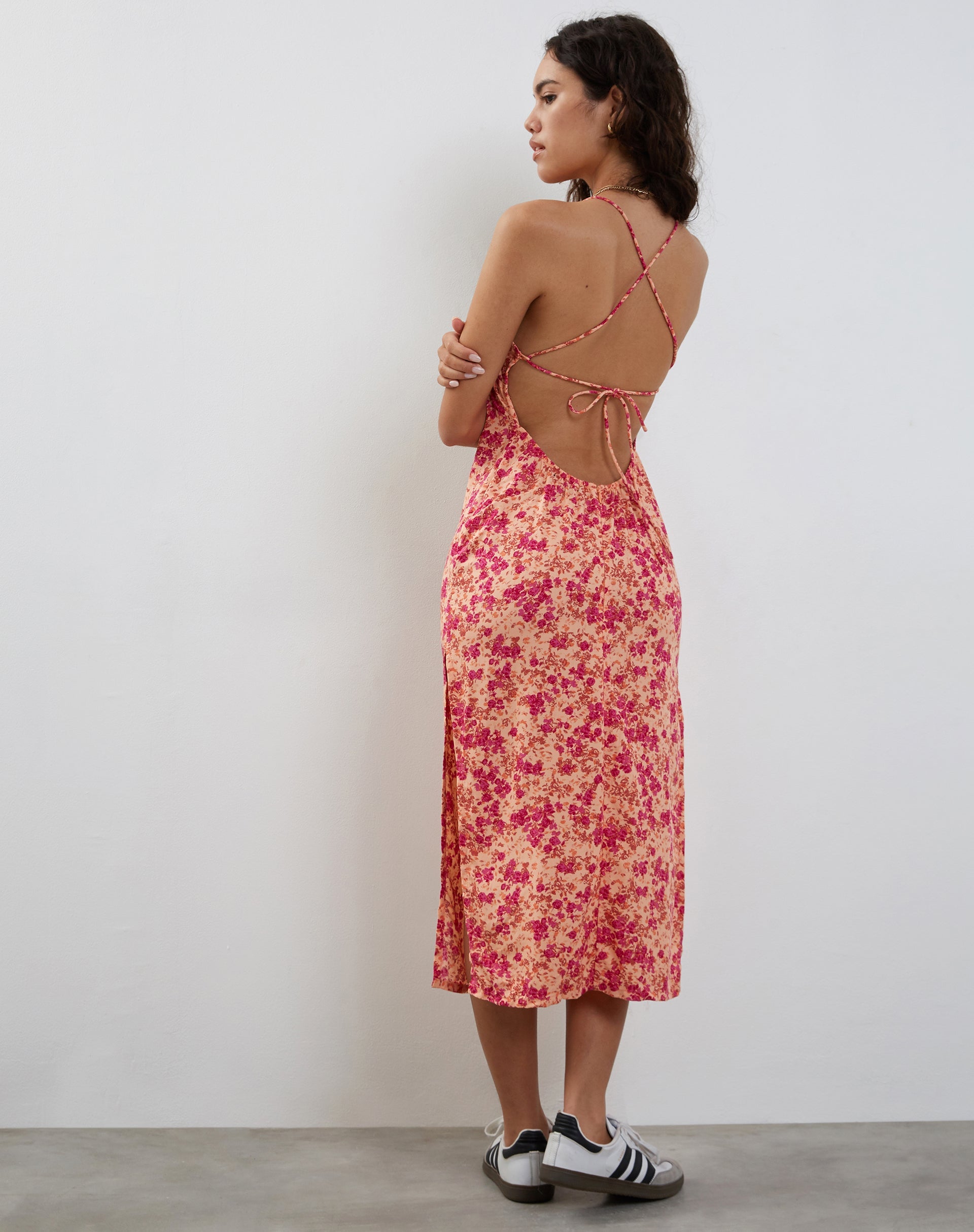 Afbeelding van Nosita Midi Dress in Wild Dark Flower Cantaloupe