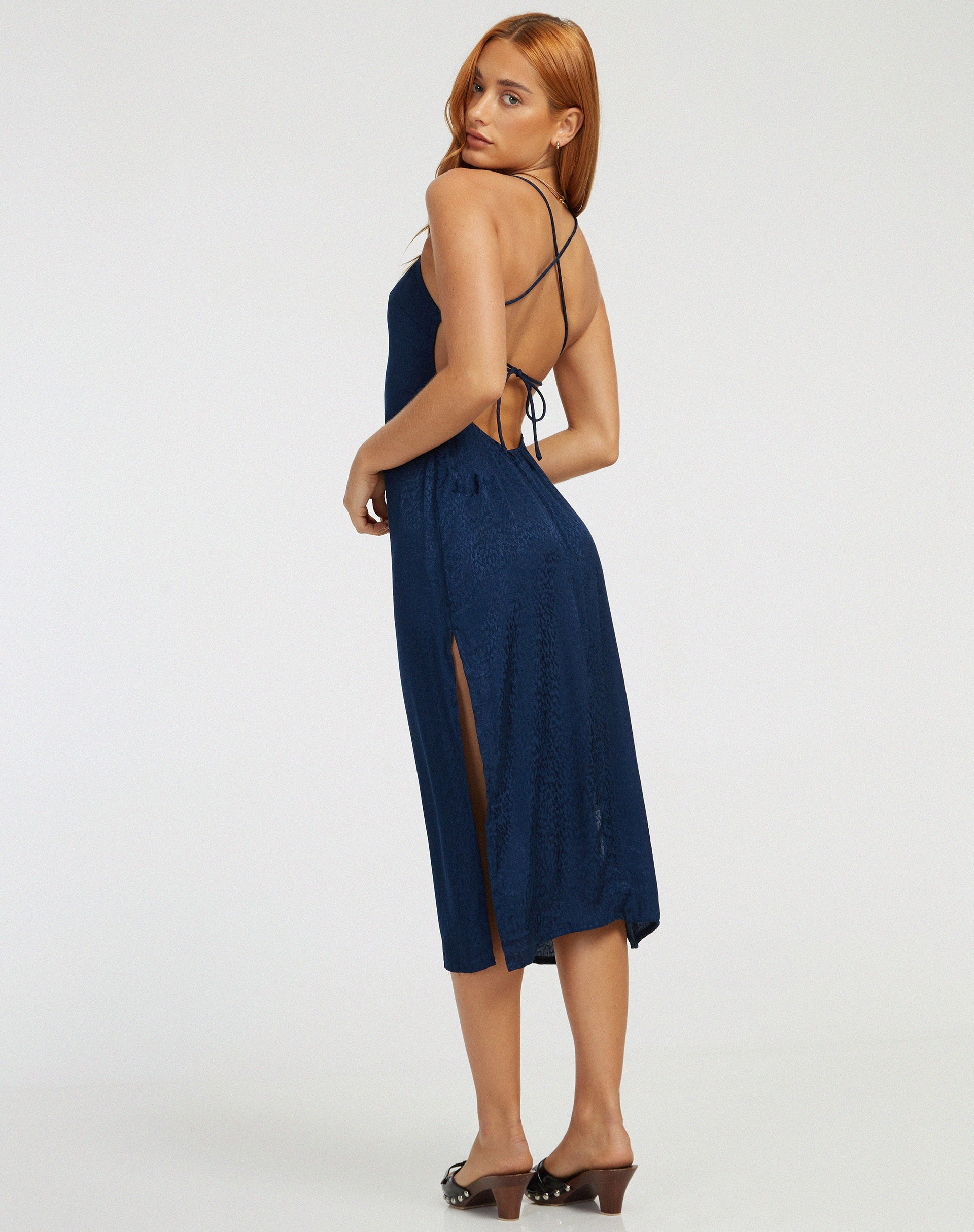 Afbeelding van Nosita Midi Dress in Satijn Cheetah Navy