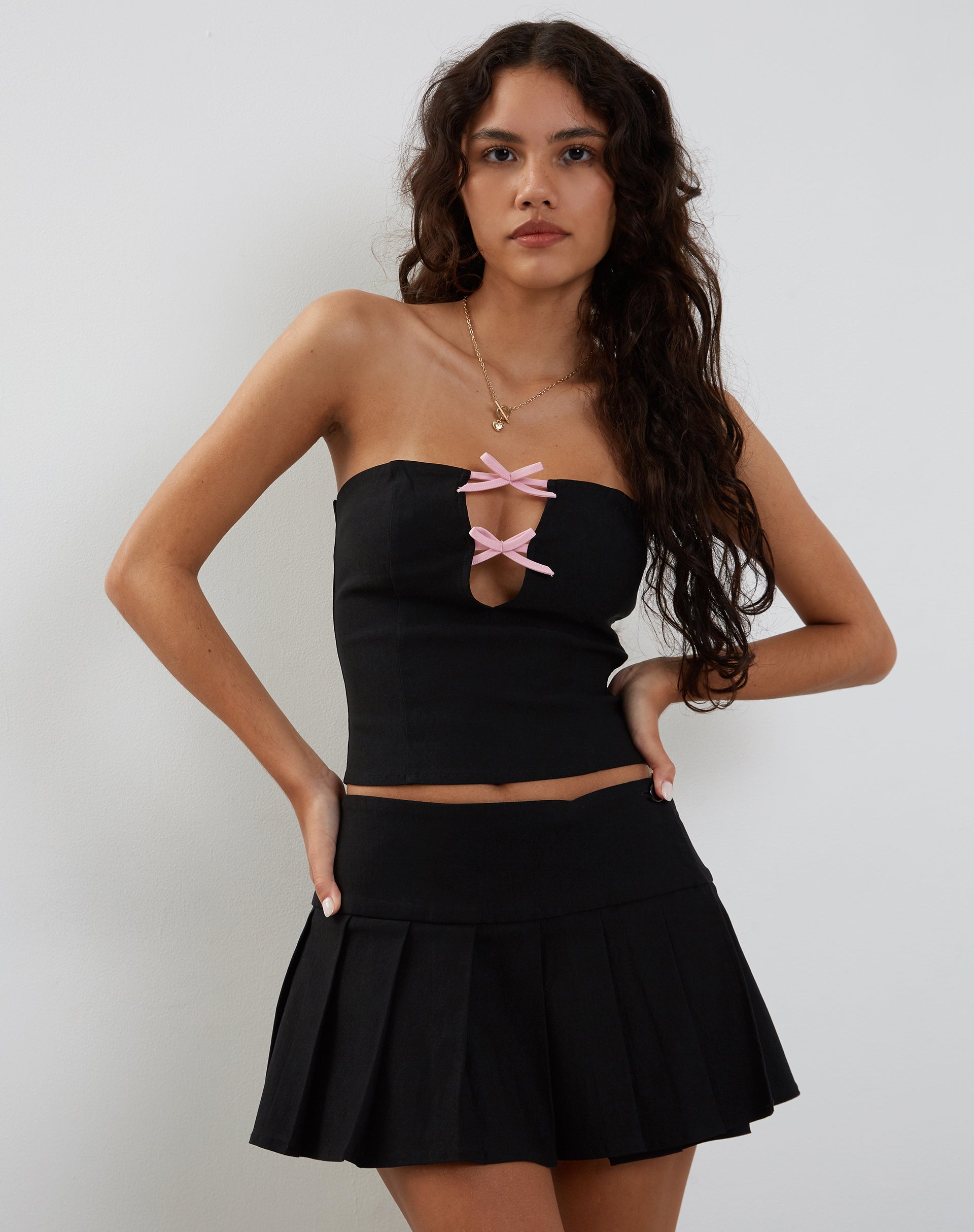 Afbeelding van Novanto Bandeau Top in Zwart met Roze Strikjes