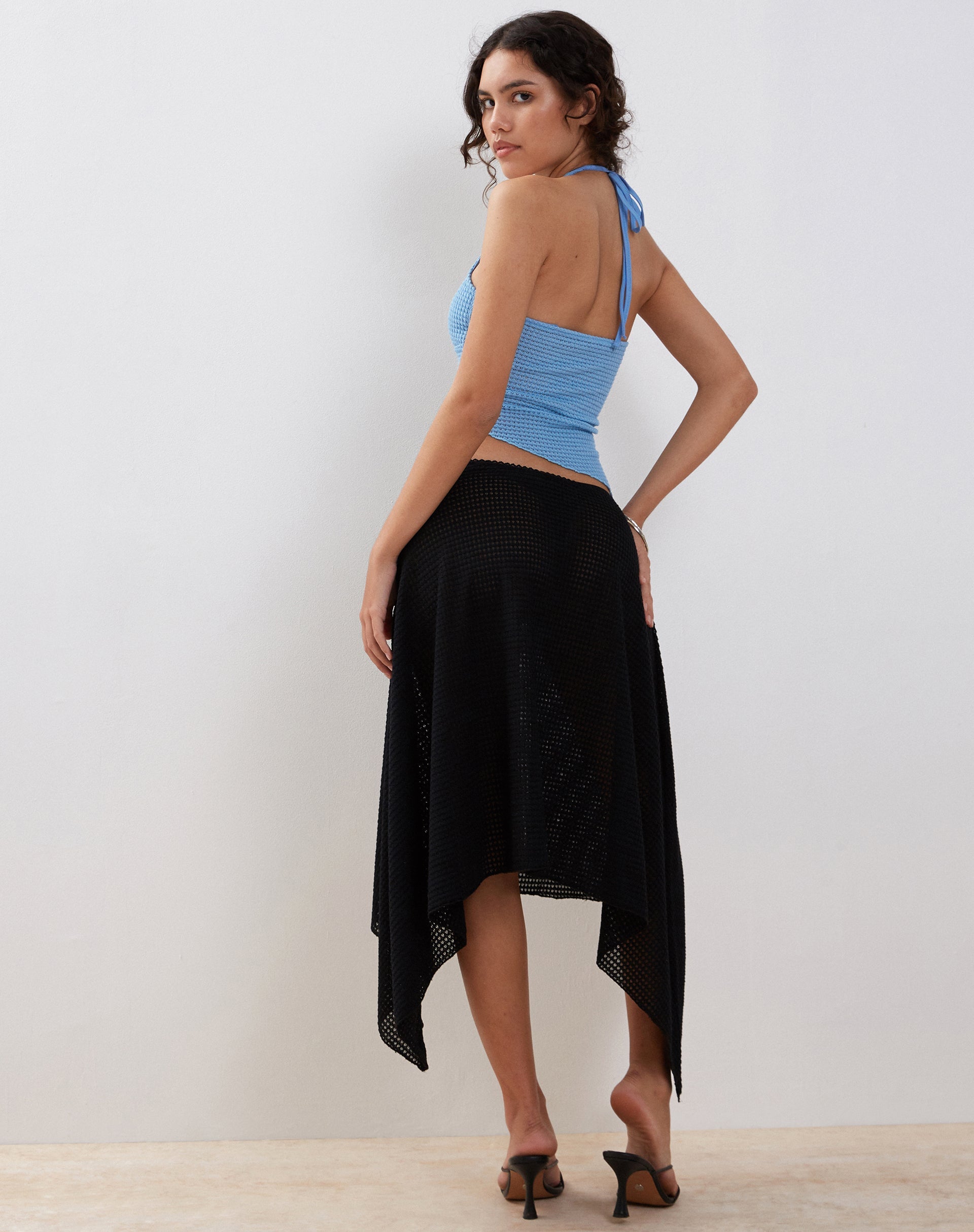 Afbeelding van Tullia Asymmetrische Midi Rok in Zwart Crochet