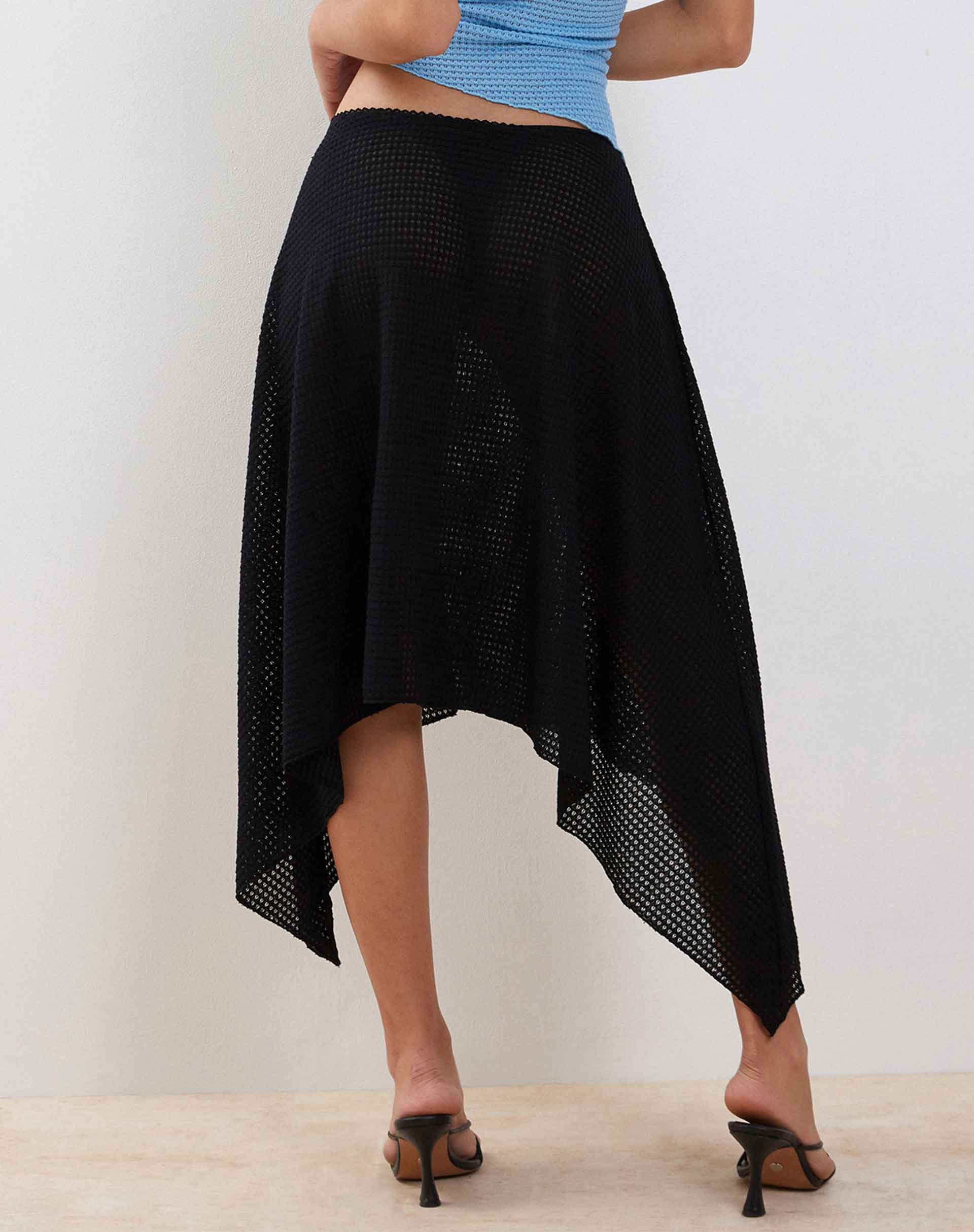 Afbeelding van Tullia Asymmetrische Midi Rok in Zwart Crochet