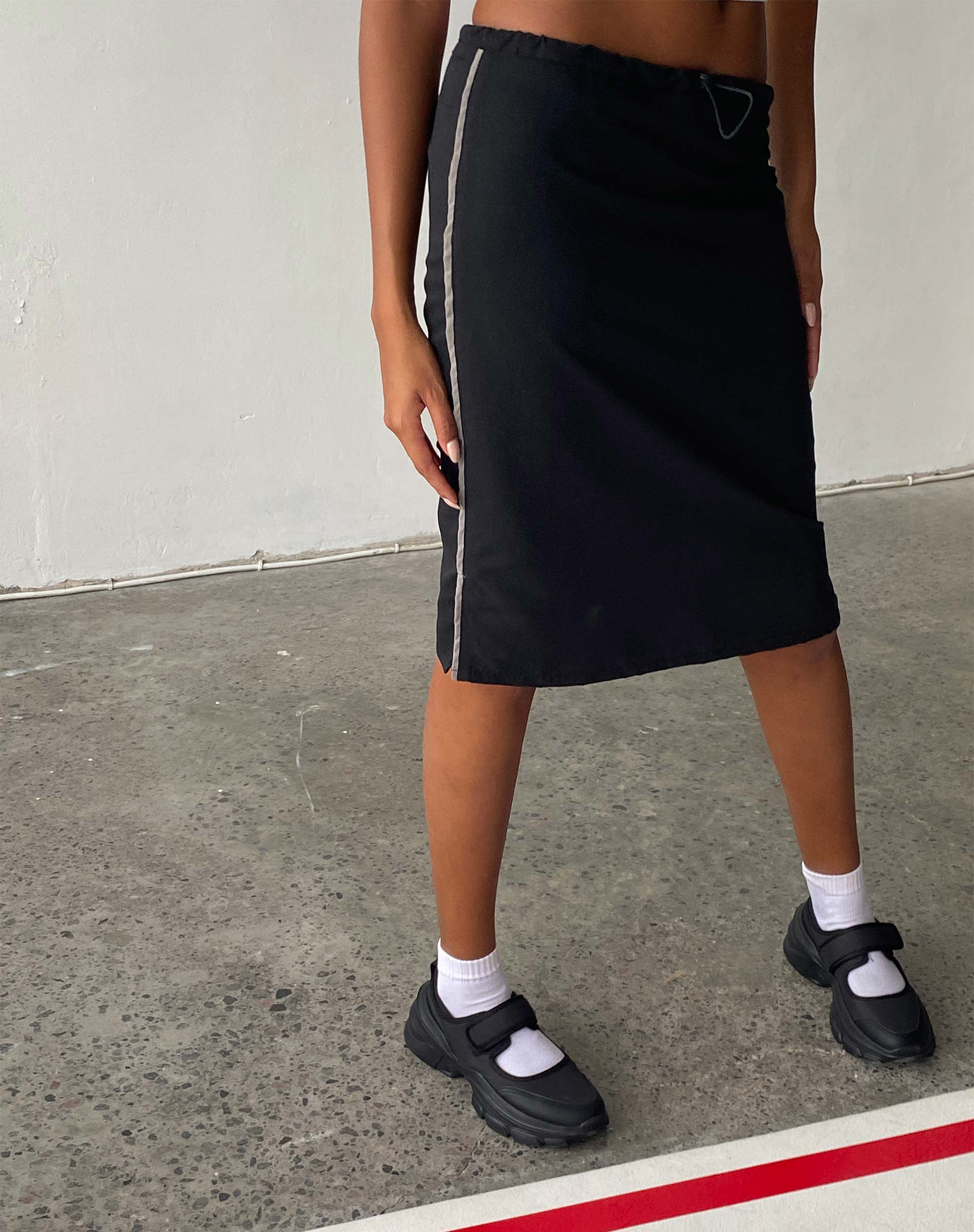 Afbeelding van Ashlyn Cargo Midi rok in zwart met witte streep