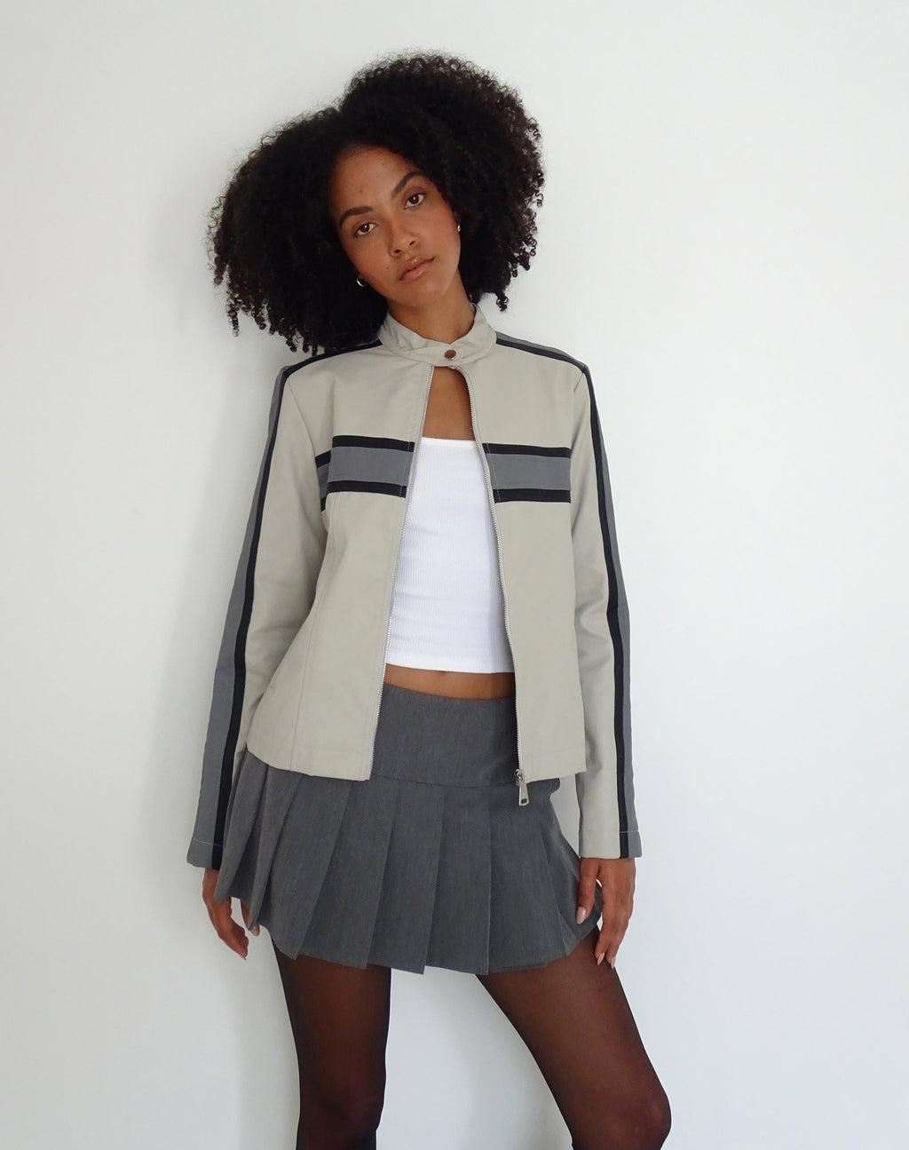 MOTEL X JACQUIE Oliver Zip Up Jacket in grijs PU met donkergrijze streep