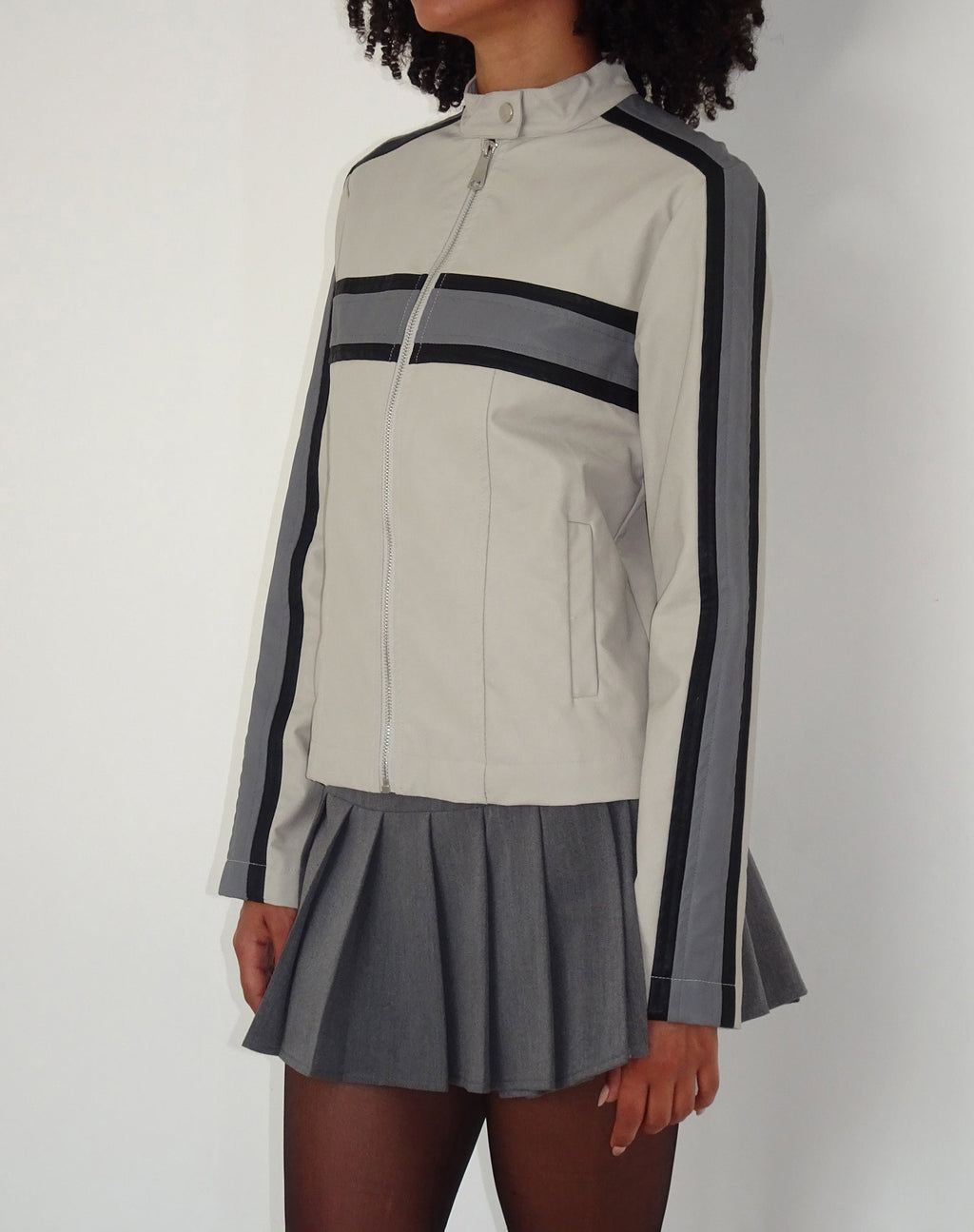 MOTEL X JACQUIE Oliver Zip Up Jacket in grijs PU met donkergrijze streep