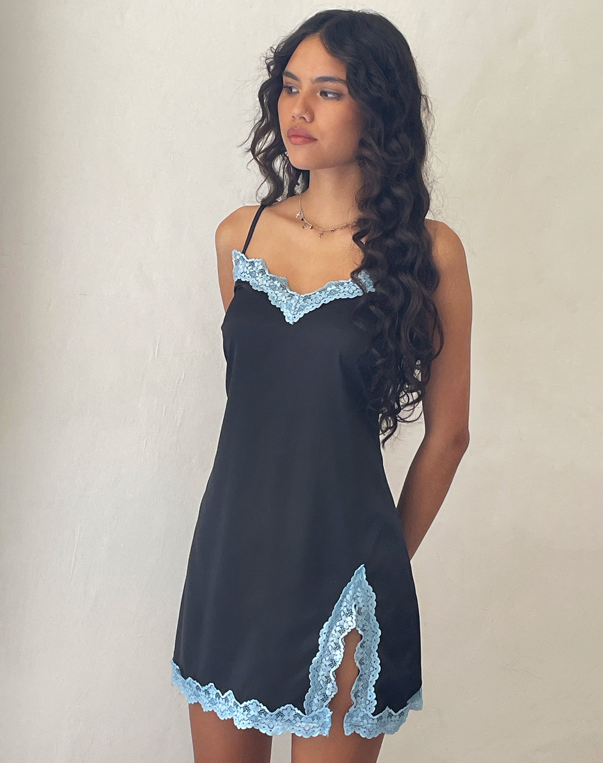 Afbeelding van Oming Slip Mini Dress in Zwart met Blauwe Kant