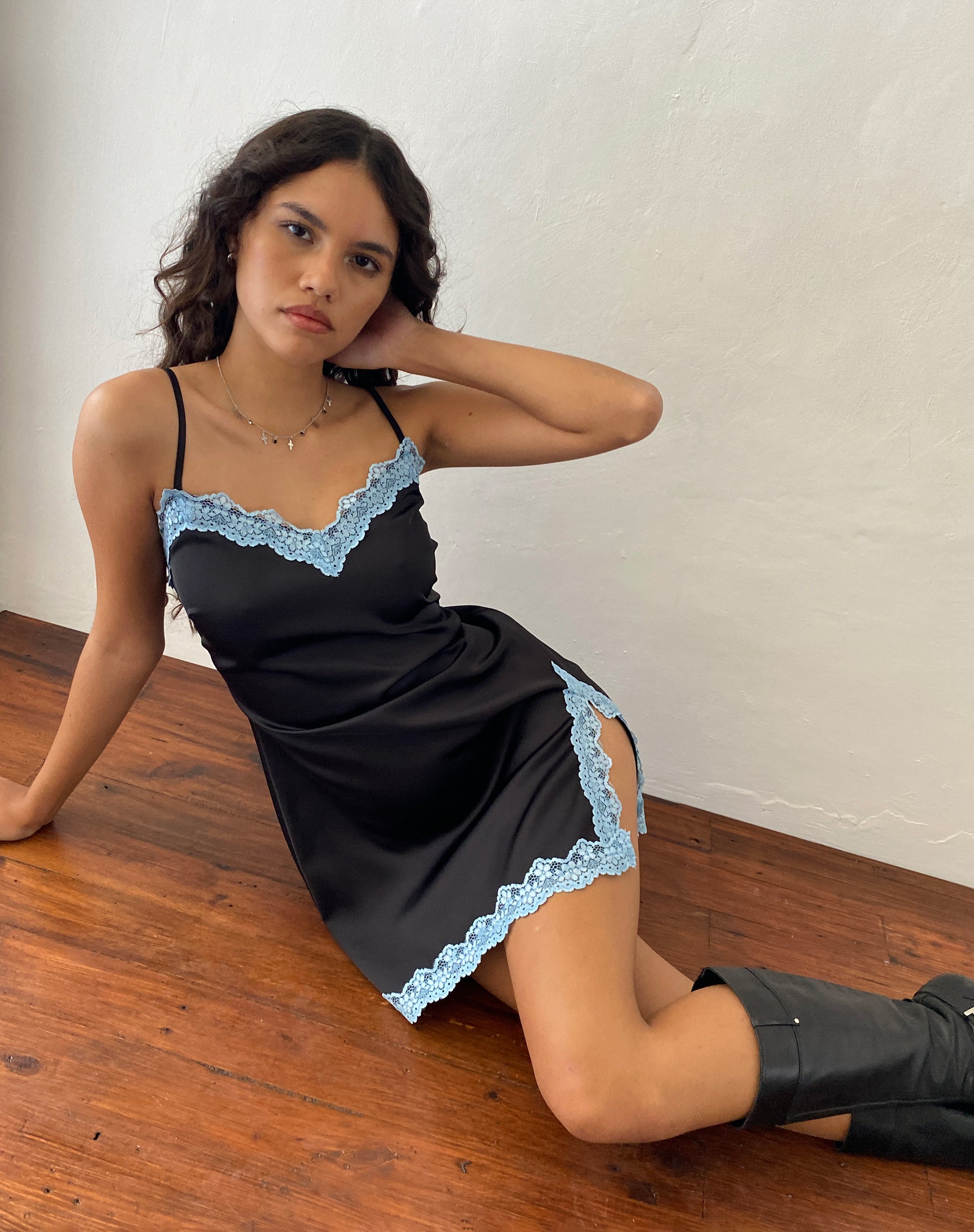 Afbeelding van Oming Slip Mini Dress in Zwart met Blauwe Kant