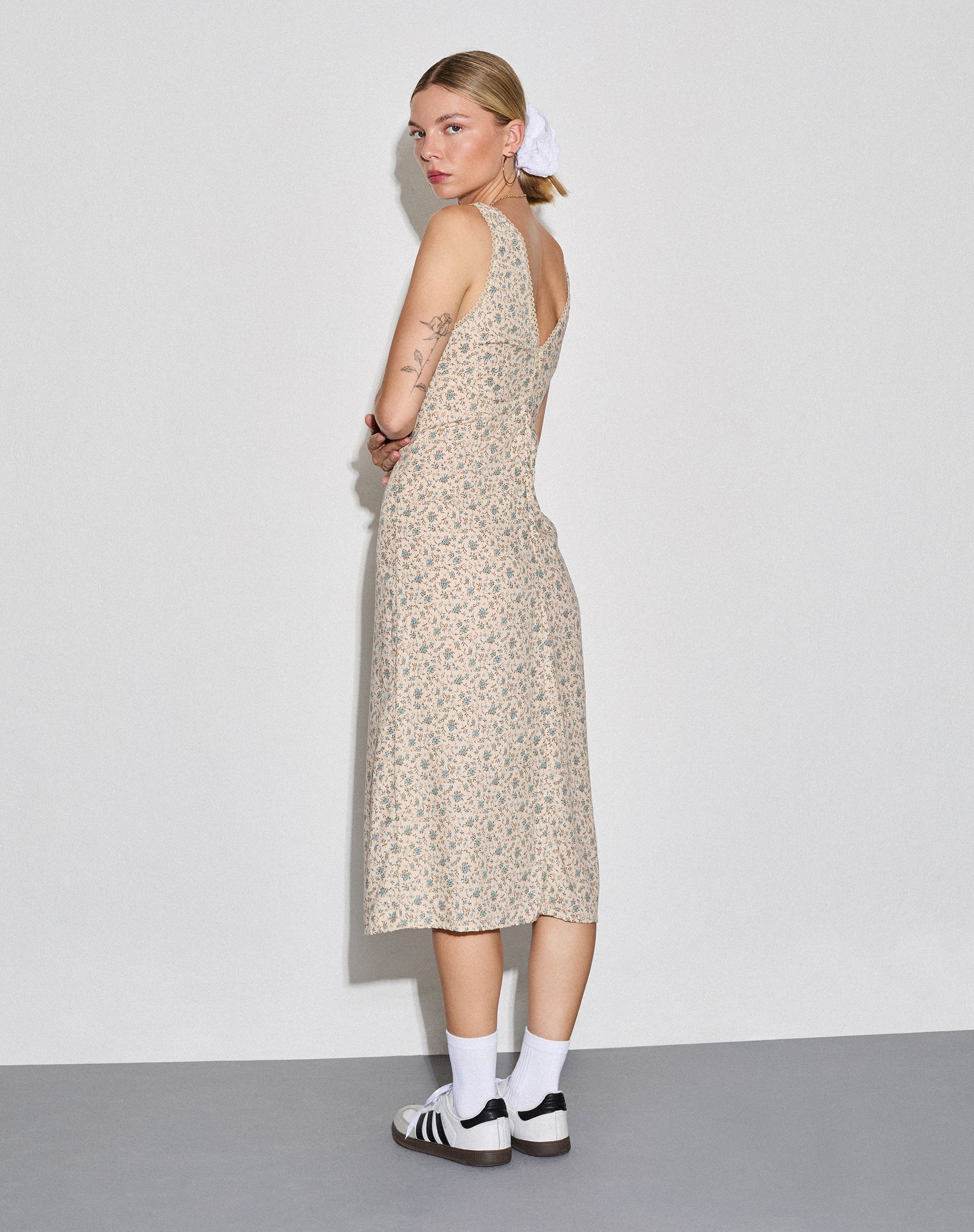 Afbeelding van Lavisha Midi Dress in Antiek Blauw en Ivoor Bloemen