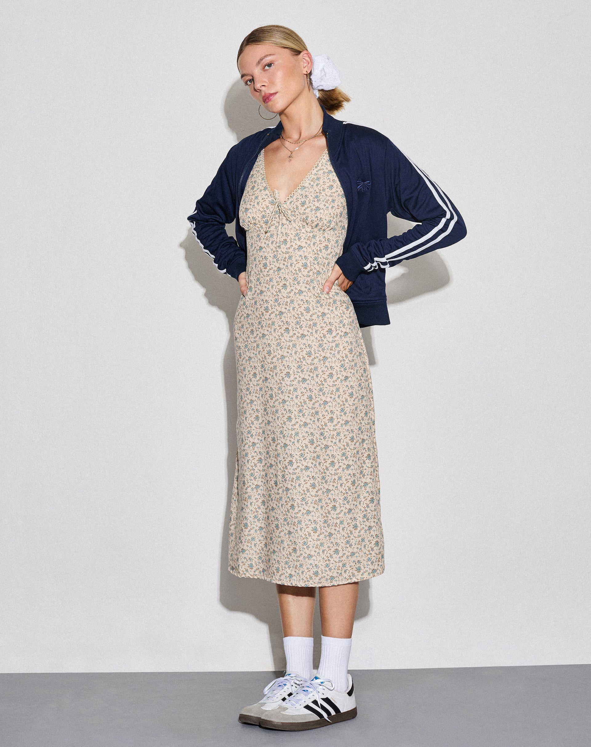 Afbeelding van Lavisha Midi Dress in Antiek Blauw en Ivoor Bloemen