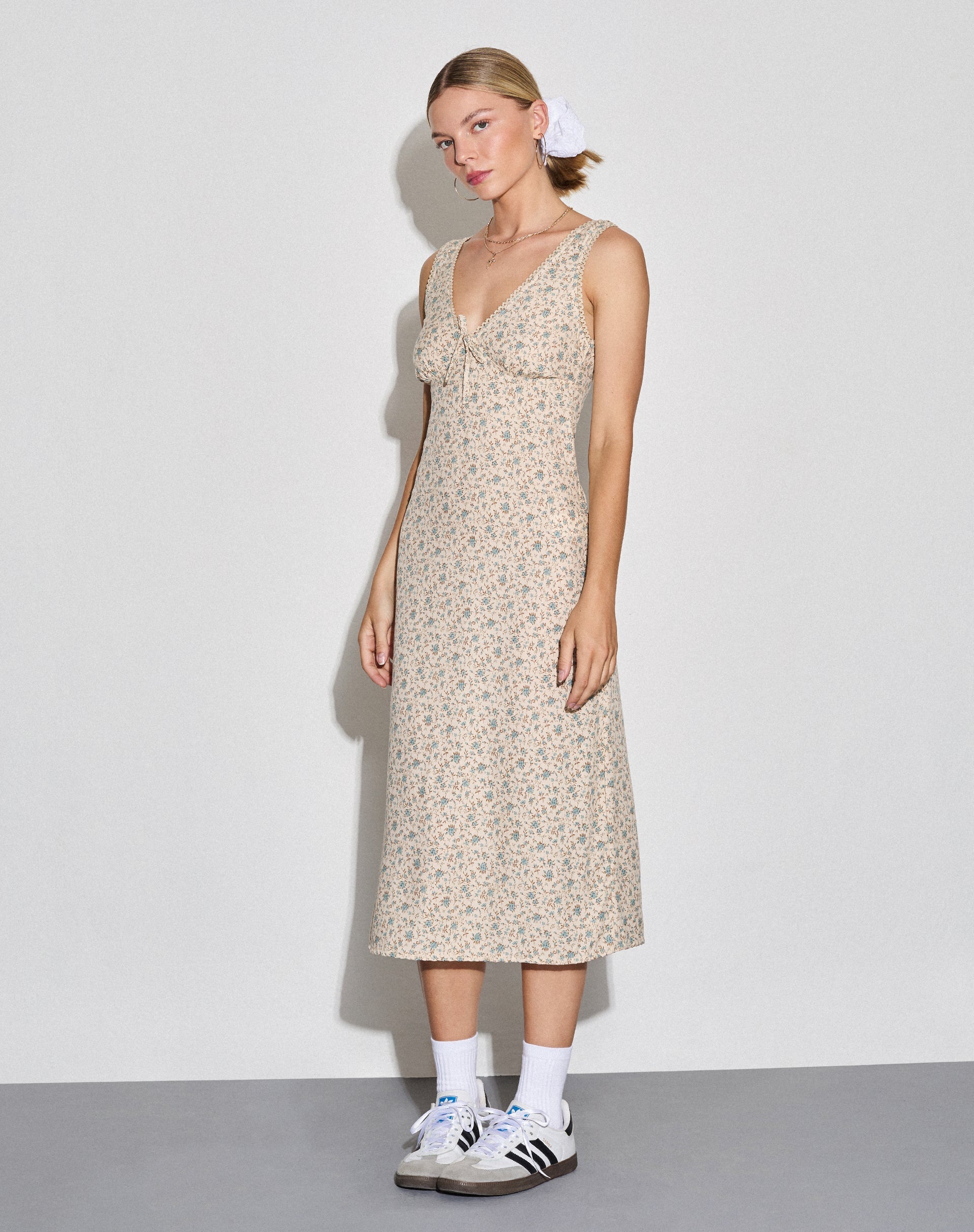 Afbeelding van Lavisha Midi Dress in Antiek Blauw en Ivoor Bloemen