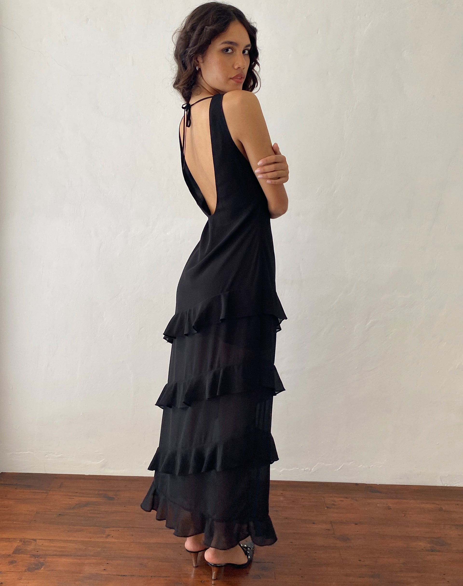 Afbeelding van Otna Chiffon Maxi Dress met ruches in zwart