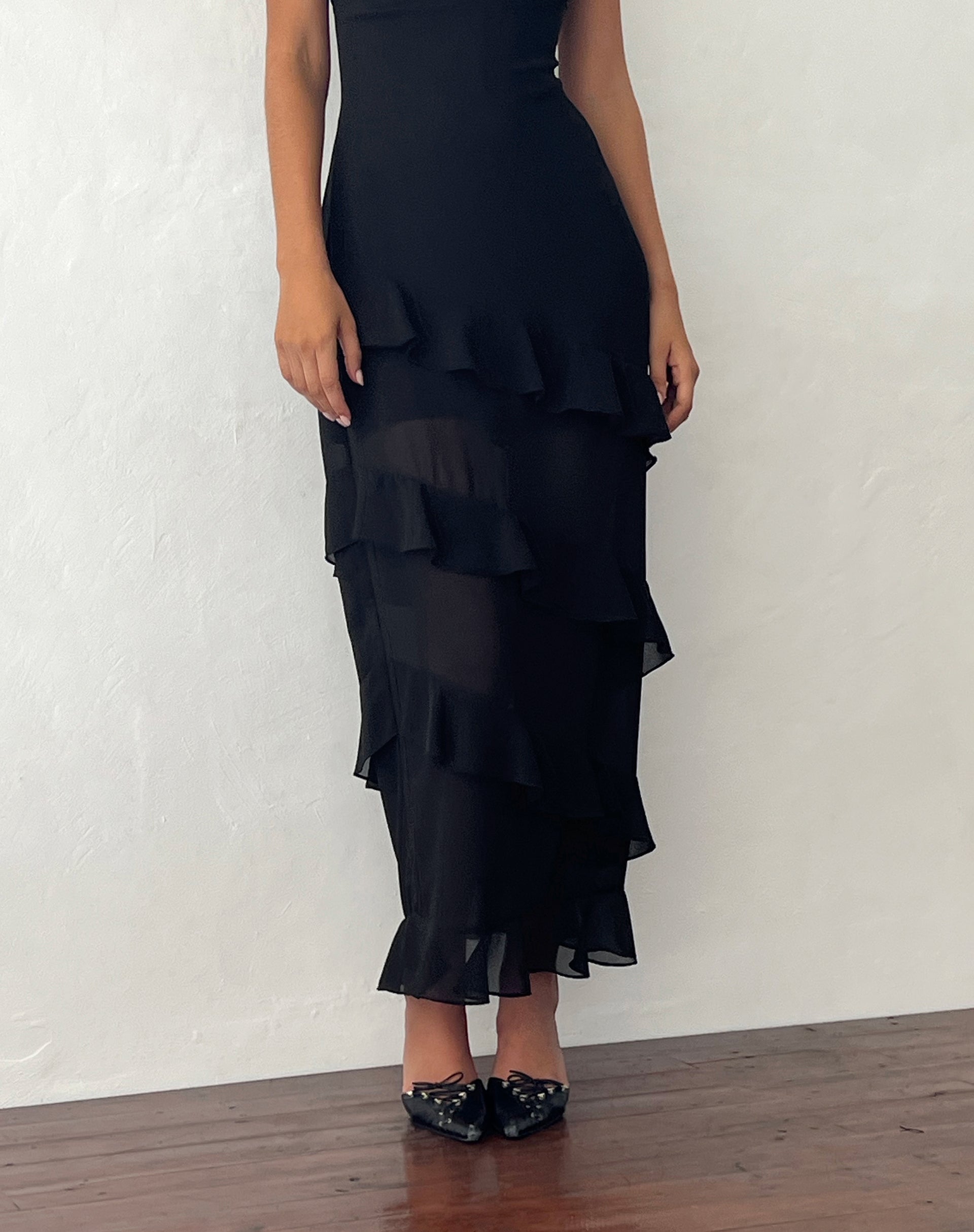 Afbeelding van Otna Chiffon Maxi Dress met ruches in zwart