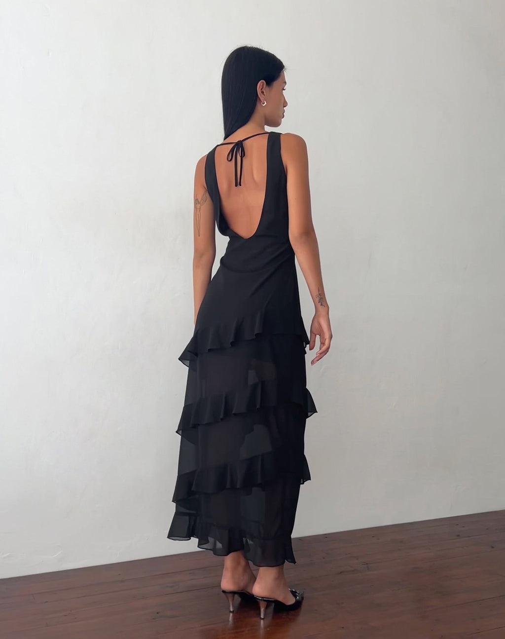 Otna Chiffon Maxi Dress met ruches in zwart