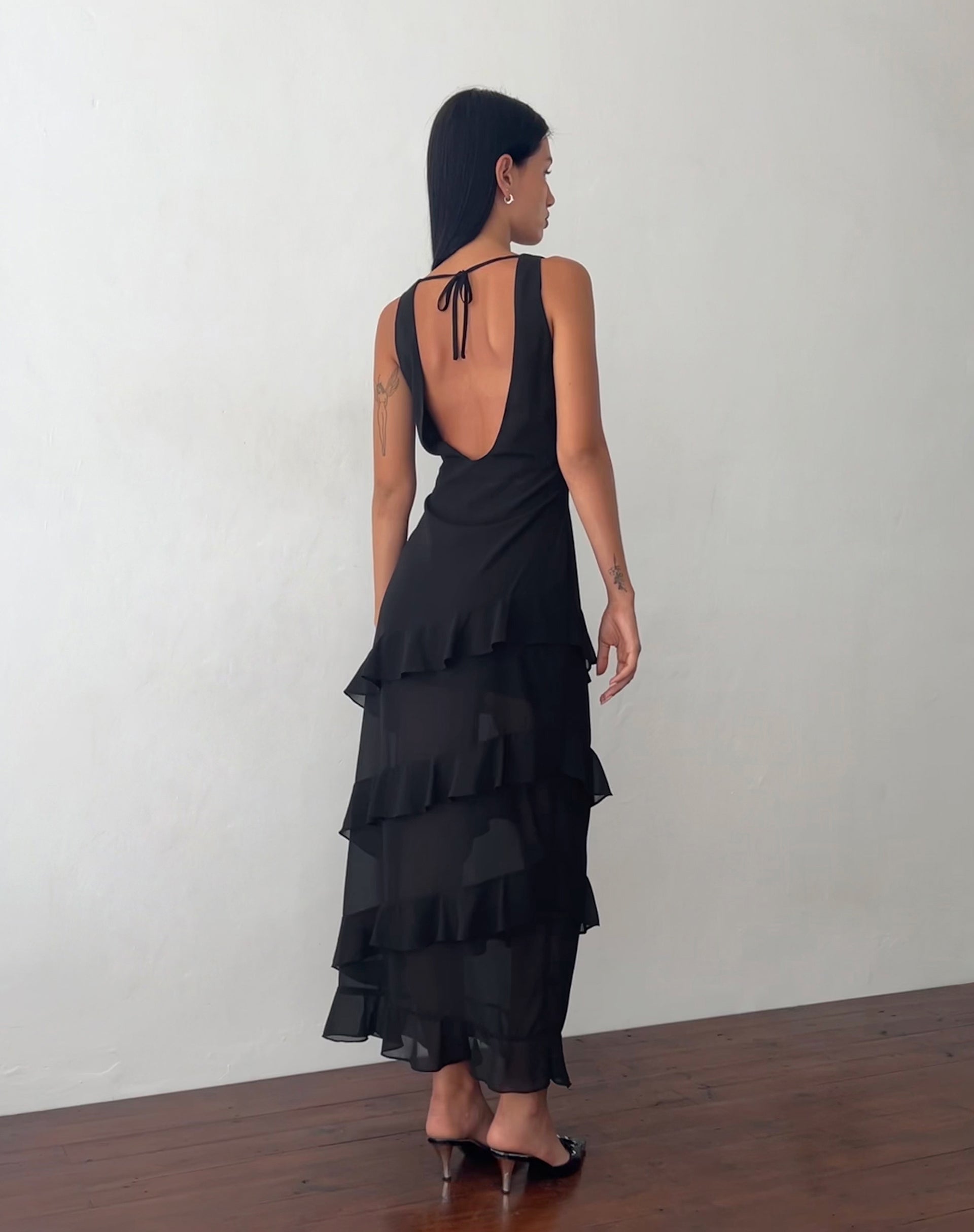 Afbeelding van Otna Chiffon Maxi Dress met ruches in zwart