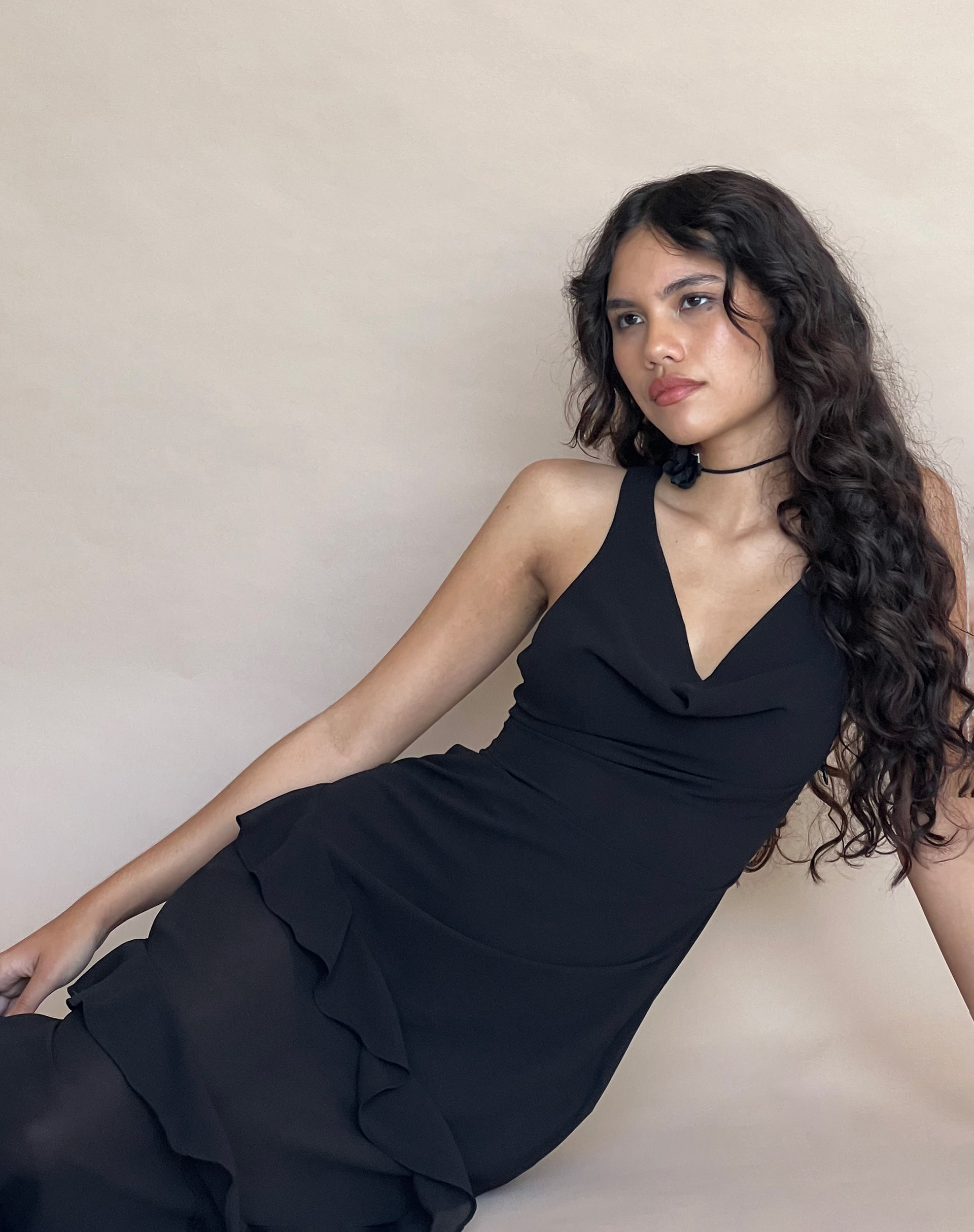 Afbeelding van Otna Chiffon Maxi Dress met ruches in zwart