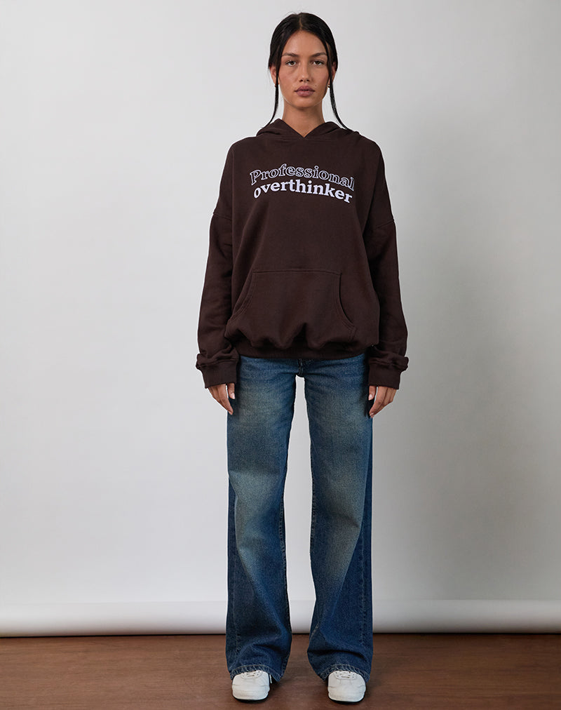 Oversized Hoodie in Bitter Chocolate met Overthinker print