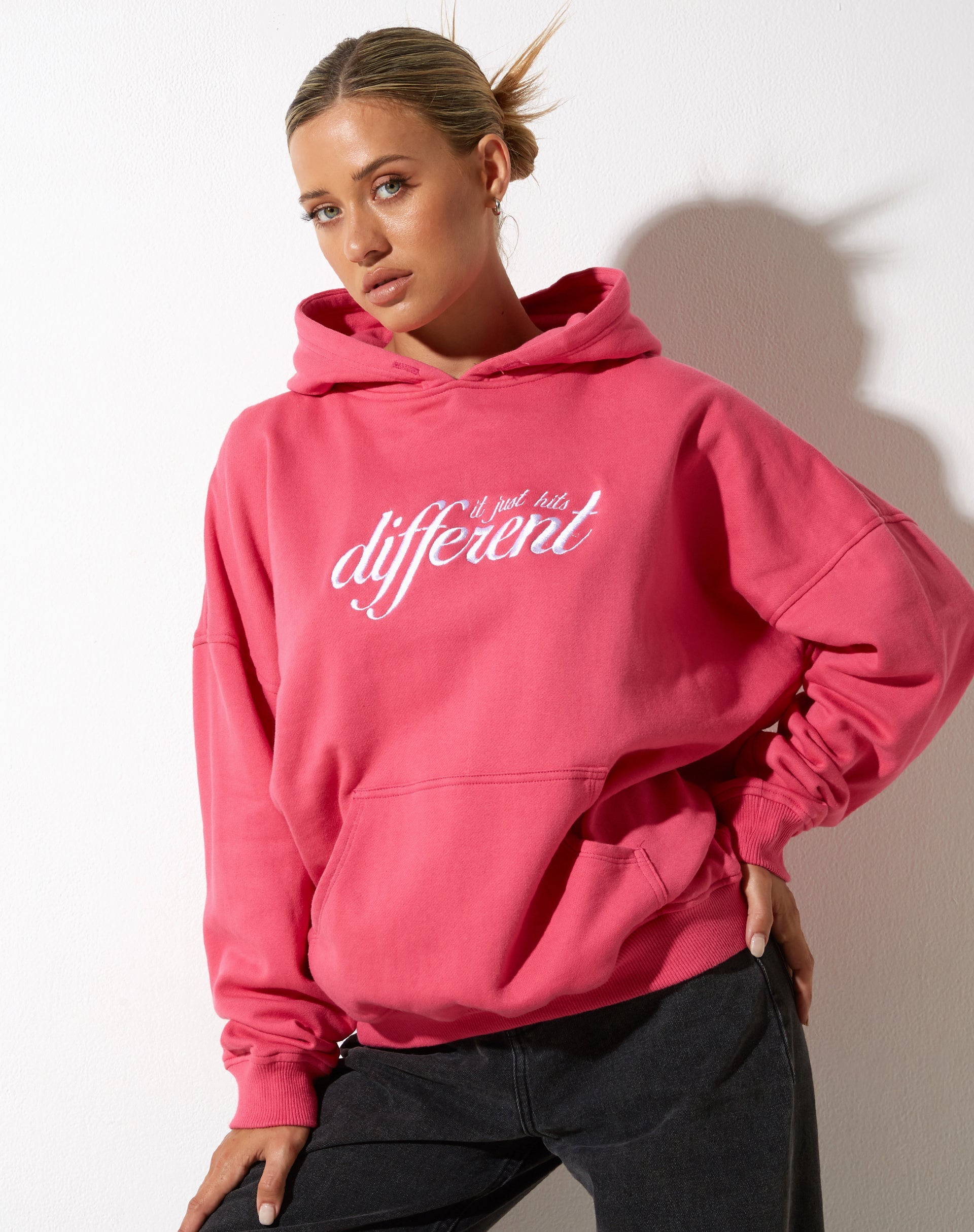Afbeelding van Oversize Hoodie in Fandango Pink met "Different" Embro