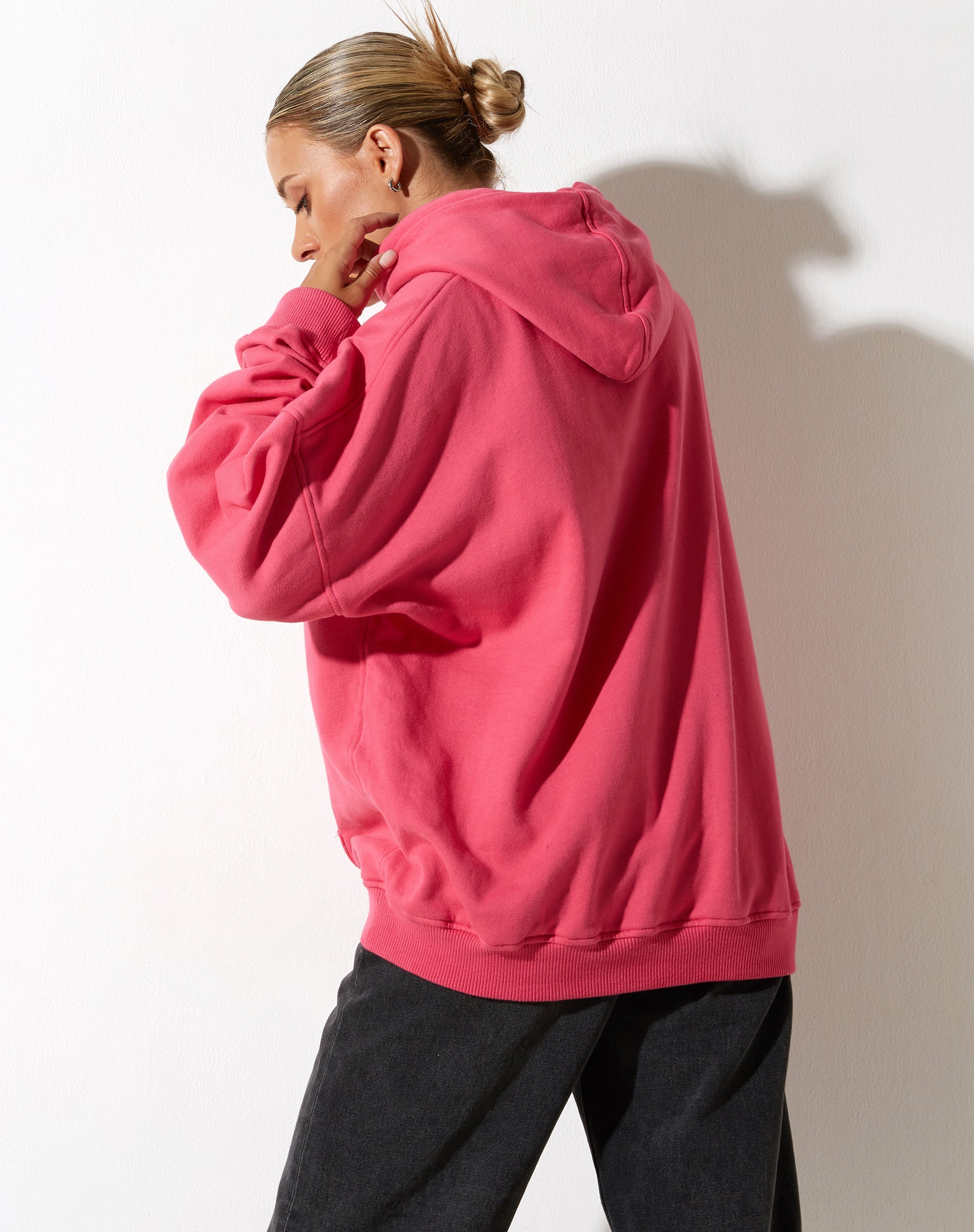 Afbeelding van Oversize Hoodie in Fandango Pink met "Different" Embro