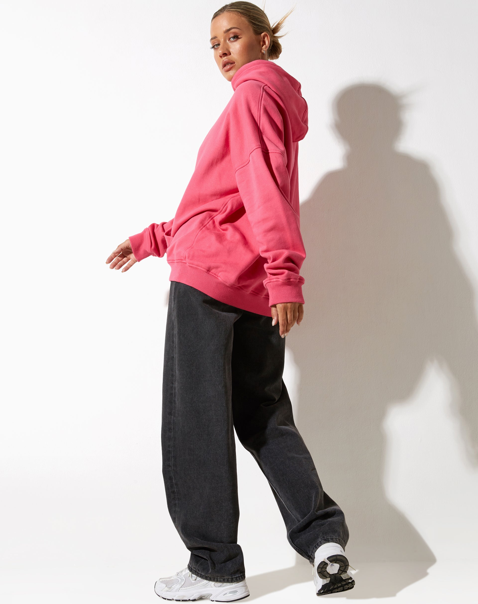 Afbeelding van Oversize Hoodie in Fandango Pink met "Different" Embro