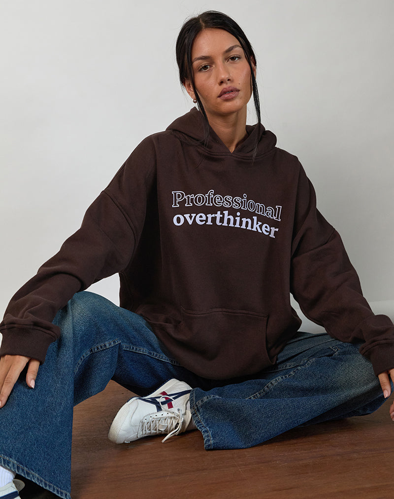 Oversized Hoodie in Bitter Chocolate met Overthinker print