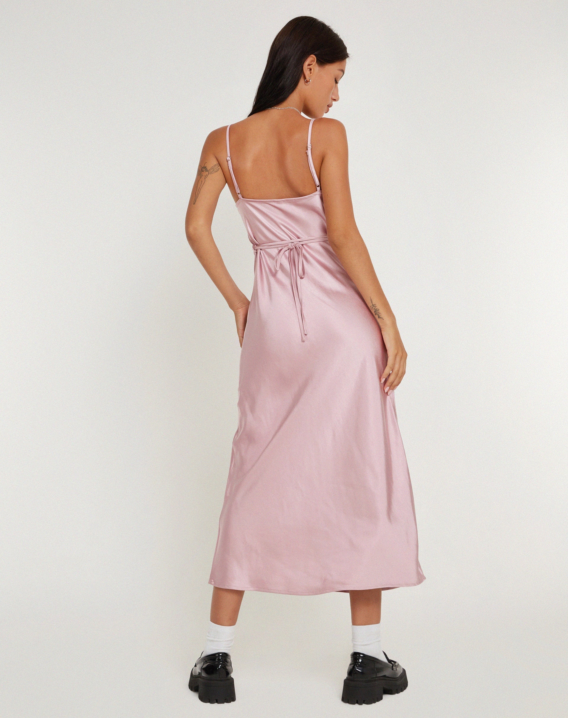Afbeelding van Palasha Midi Dress in Satijn Dusky Pink