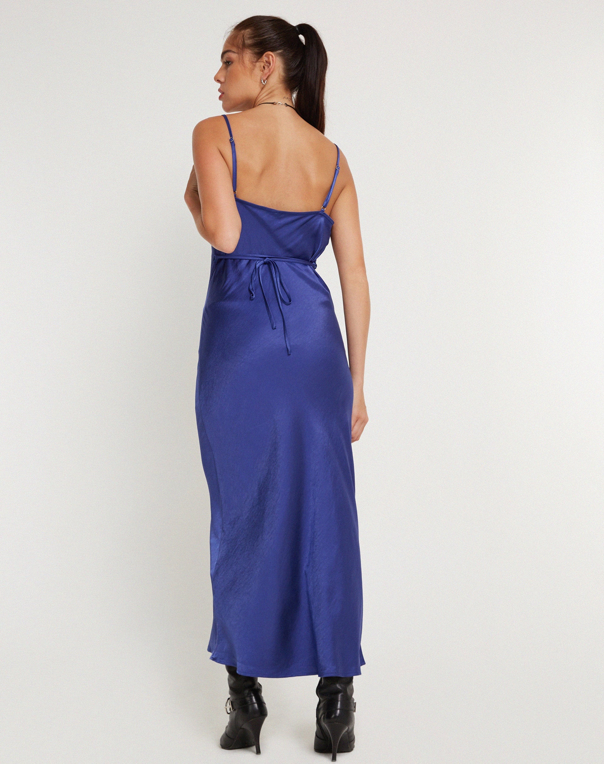 Afbeelding van Palasha Midi Dress in Satijn Spectrum Blauw