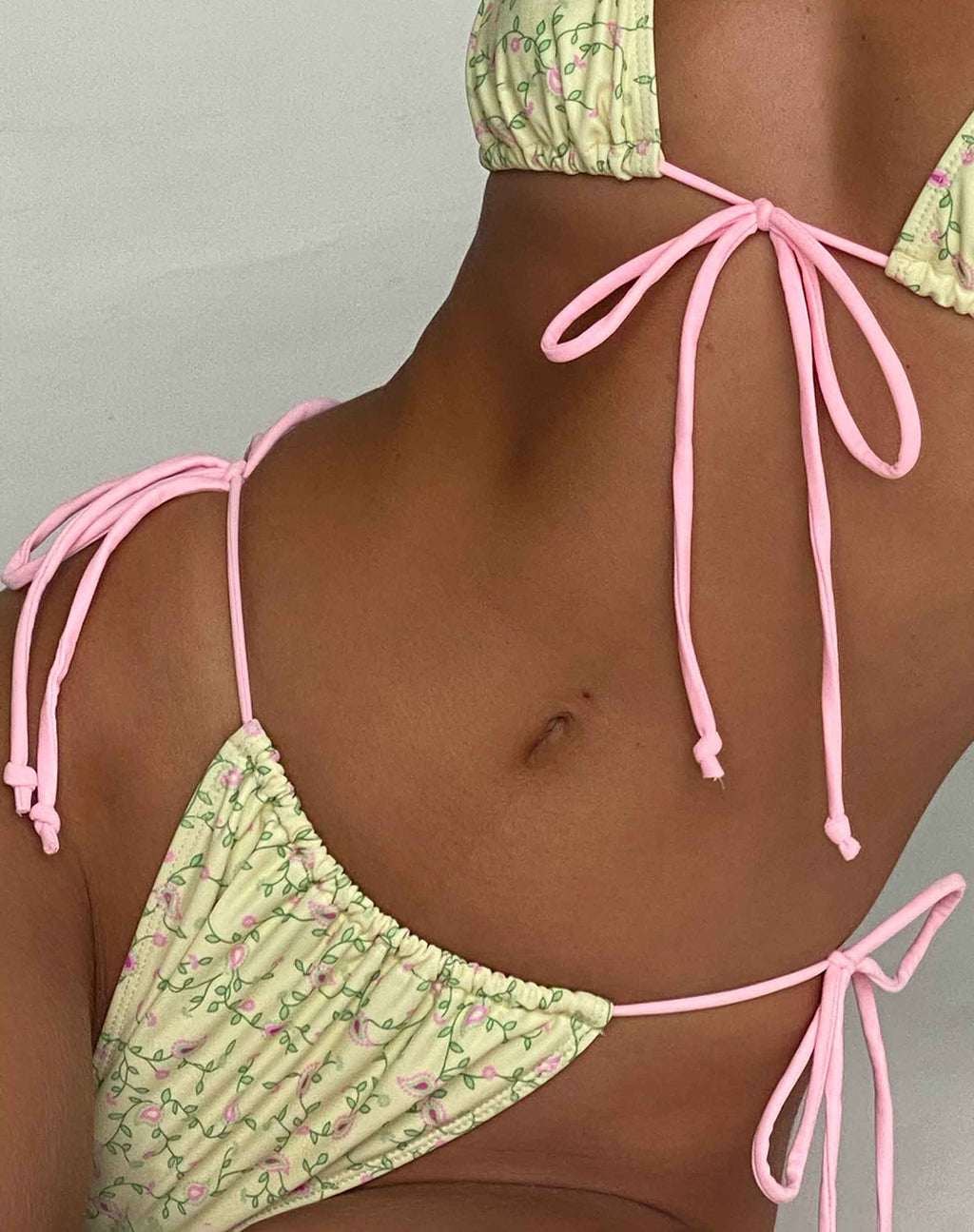 Leyna Bikinibroekje in Paisley Geel met Roze Bies