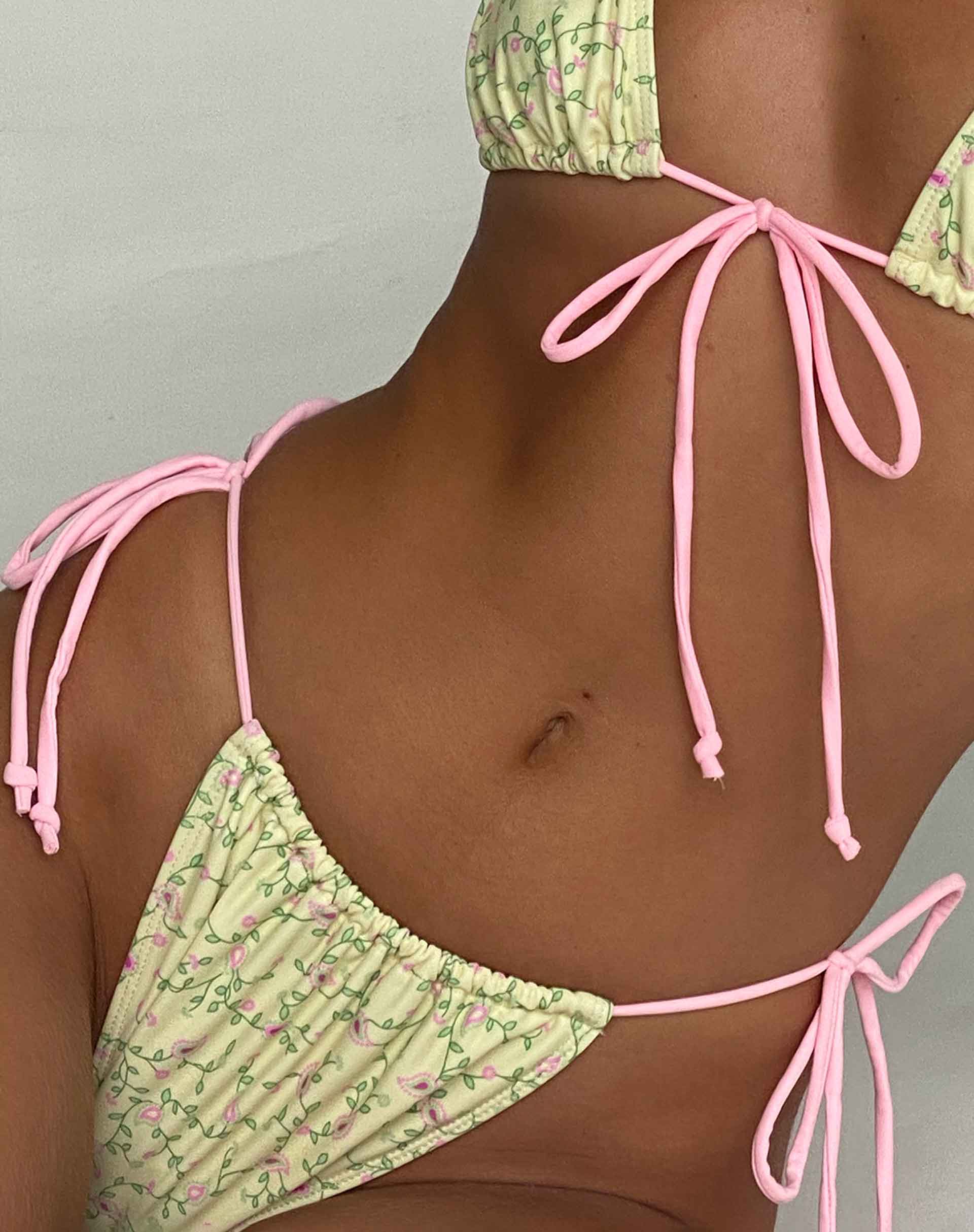 Afbeelding van Leyna Bikinibroekje in Paisley Geel met Roze Binding