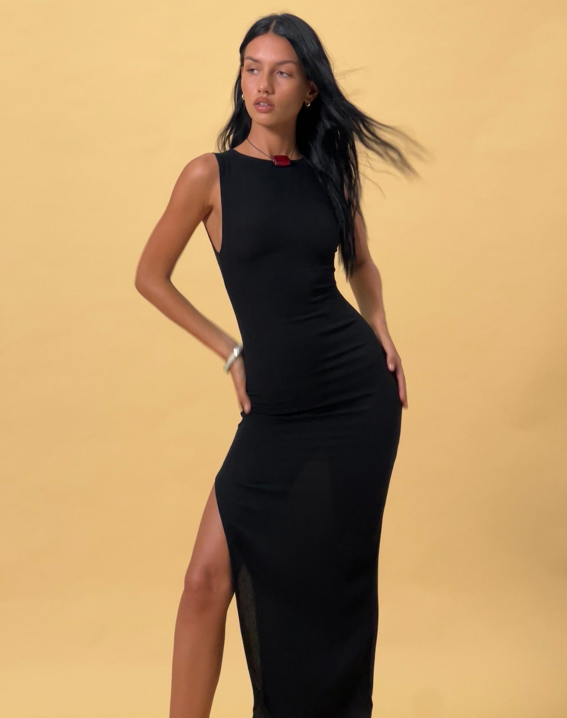 Afbeelding van Minyo Racer Neck Maxi Dress in Crinkle Black